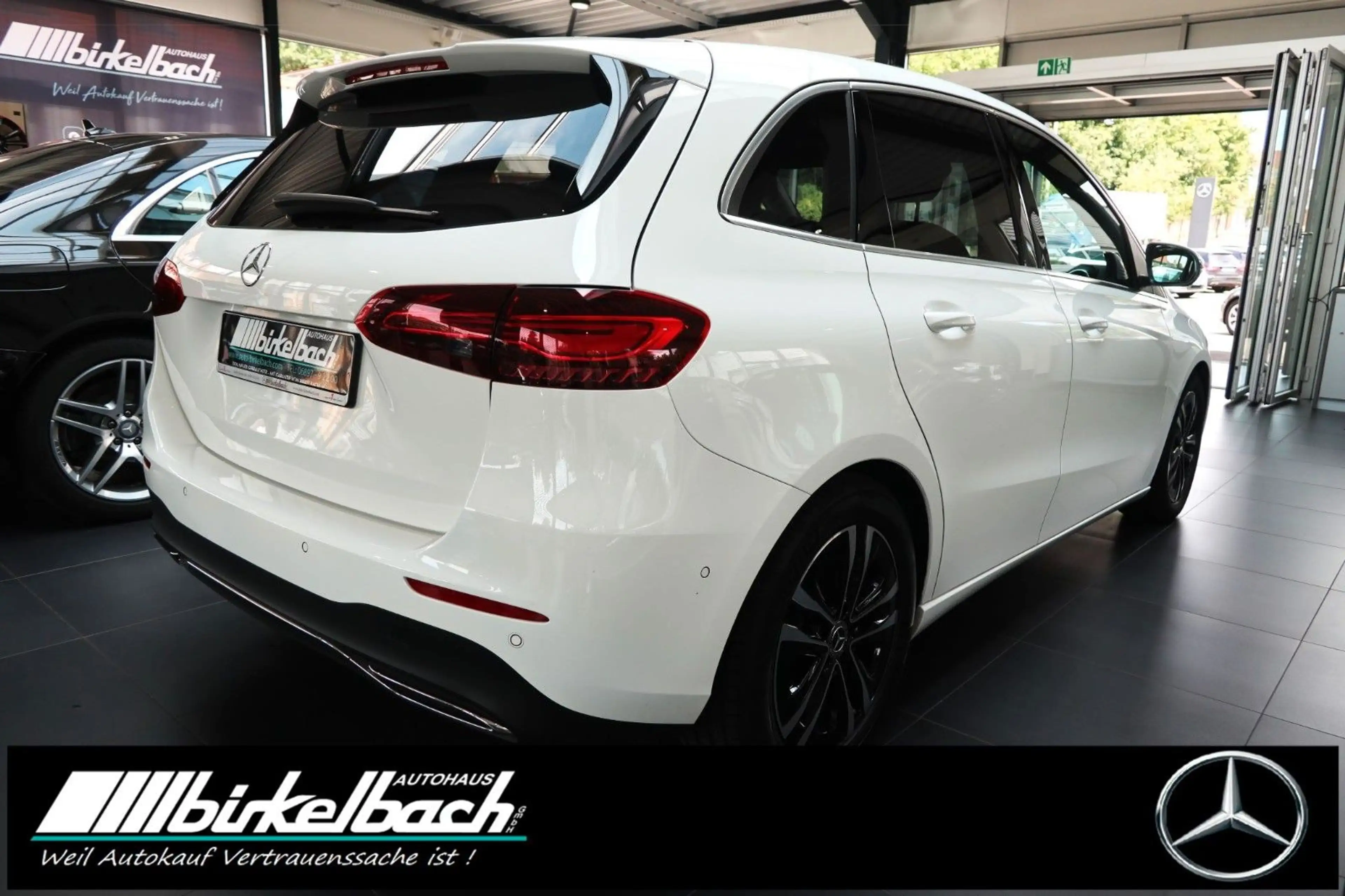 Mercedes-Benz B 220 4Matic — photo 4