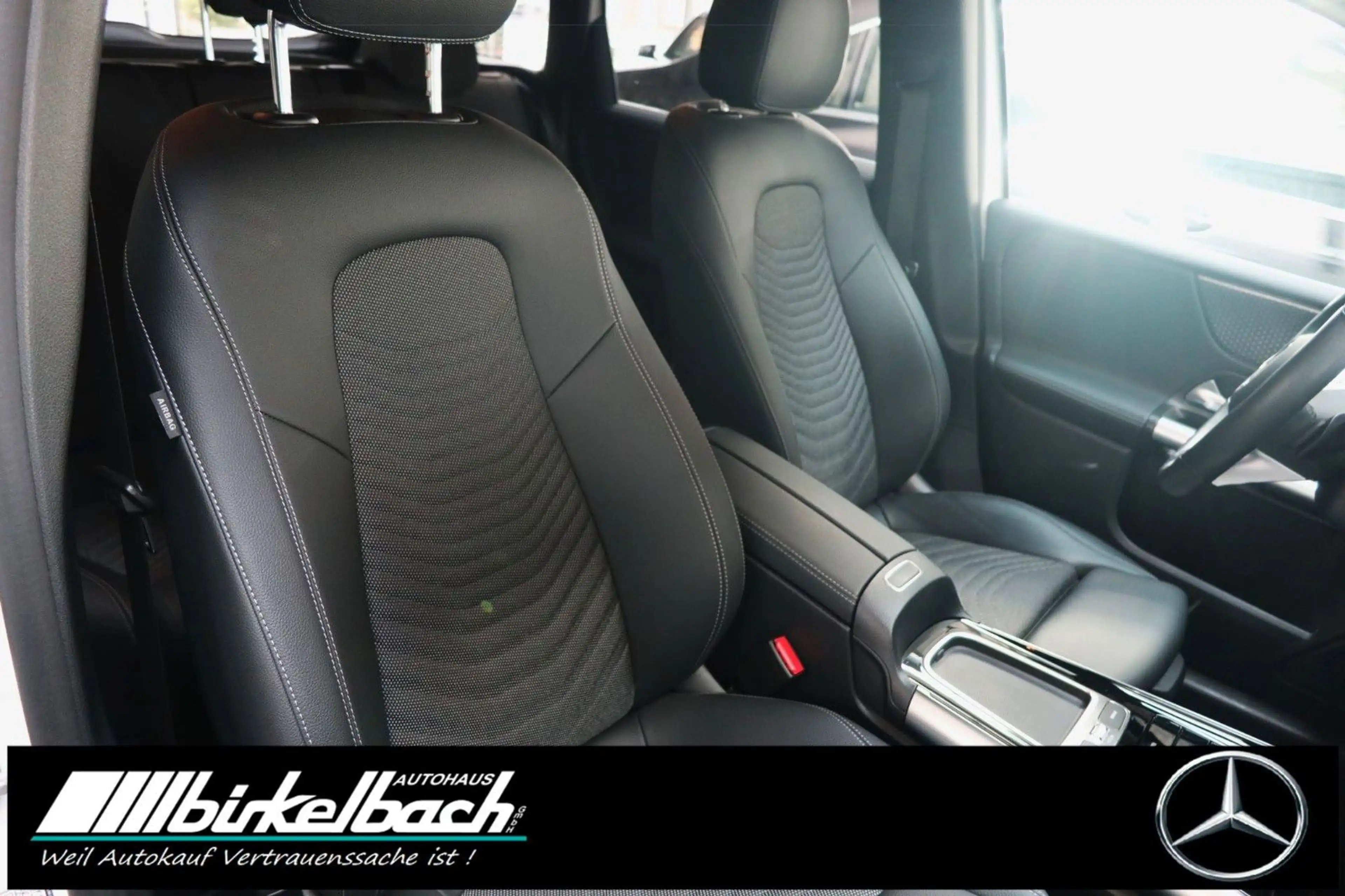 Mercedes-Benz B 220 4Matic — photo 11