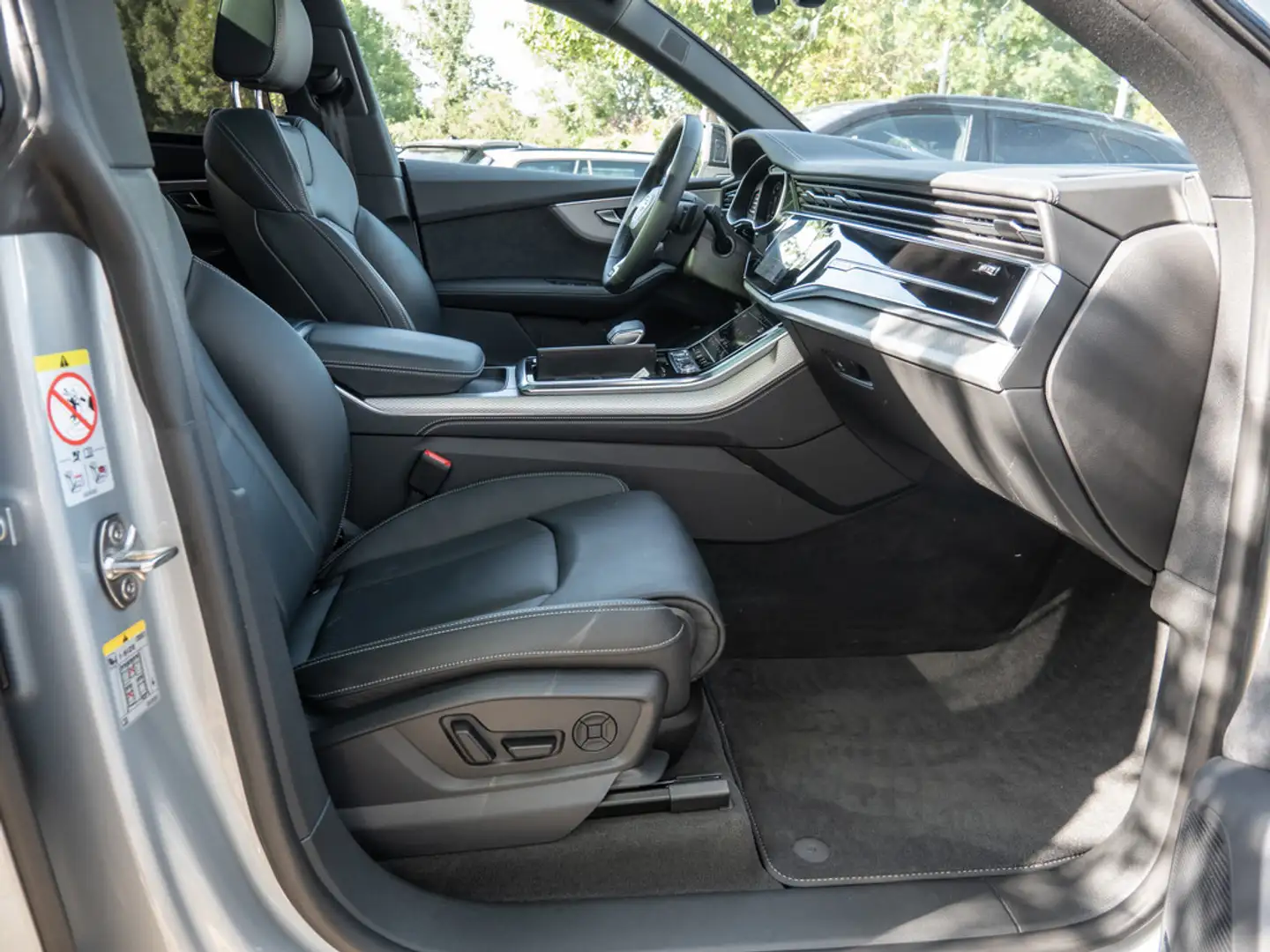 Audi Q8 50TDI quattro S line LASER NAVI AHK STANDH Silber - 2