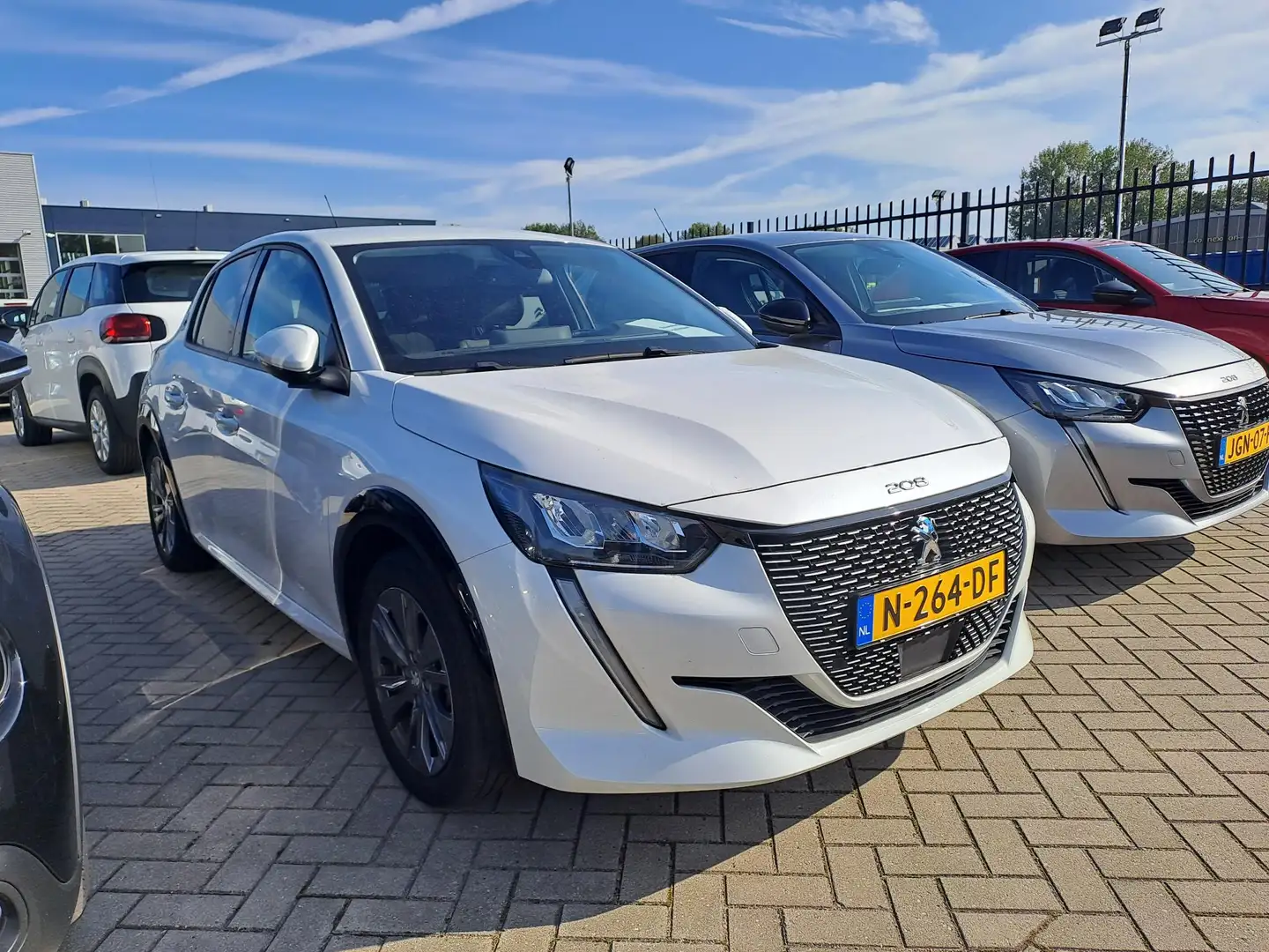 Peugeot e-208 EV Allure 50 kWh Weiß - 2