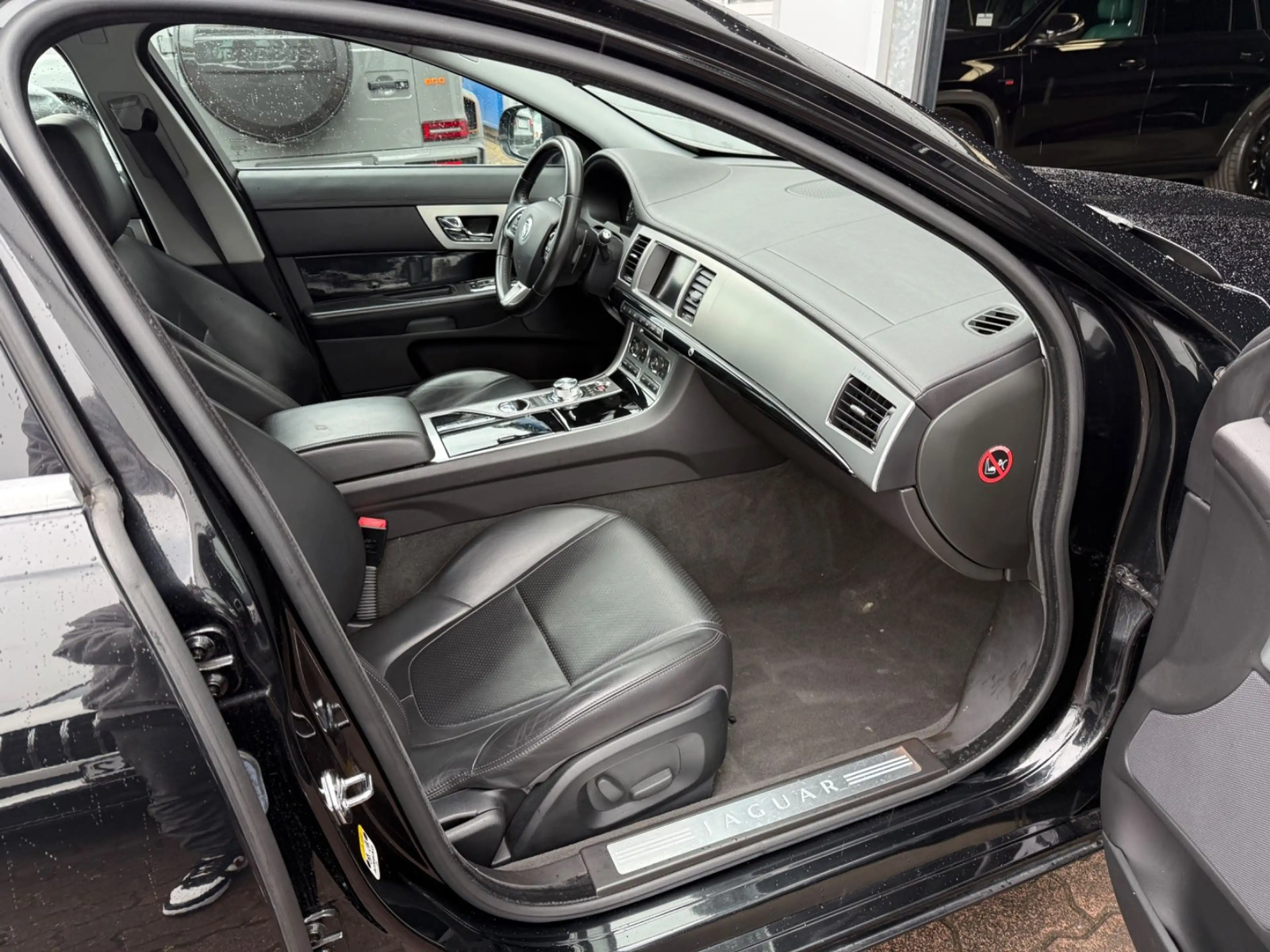 Jaguar XF S SPORTBRAKE SITZBELÜFTUNG/19"/MERIDIA — photo 11