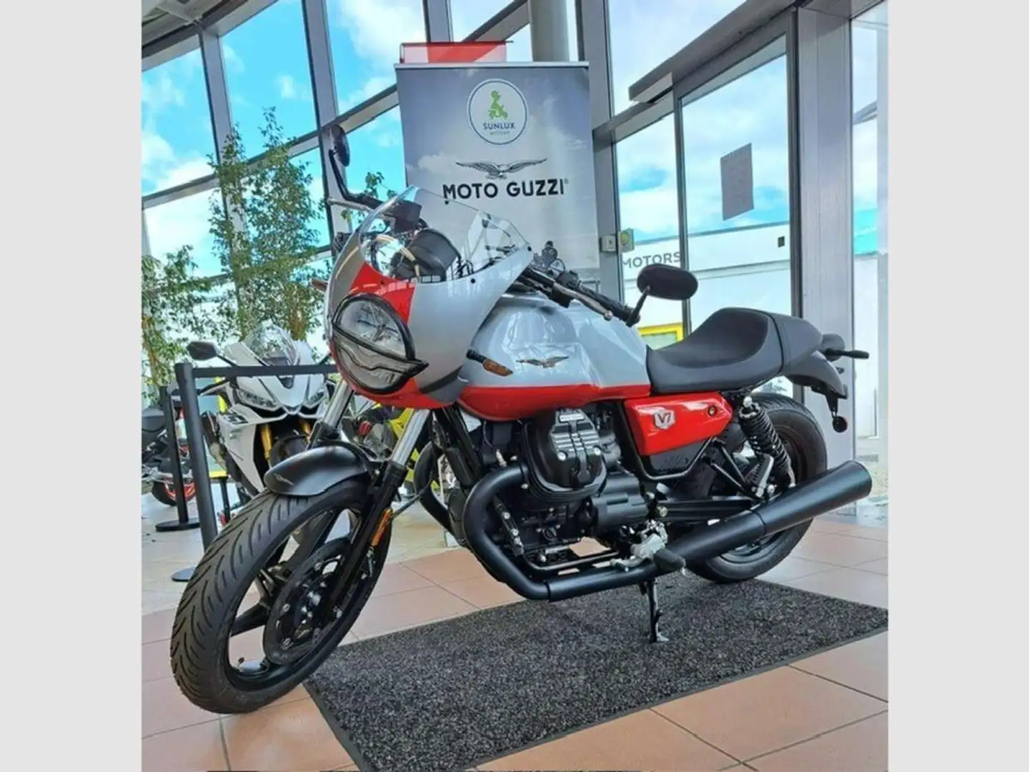 Moto Guzzi V 7 Stone Corsa Negru - 1