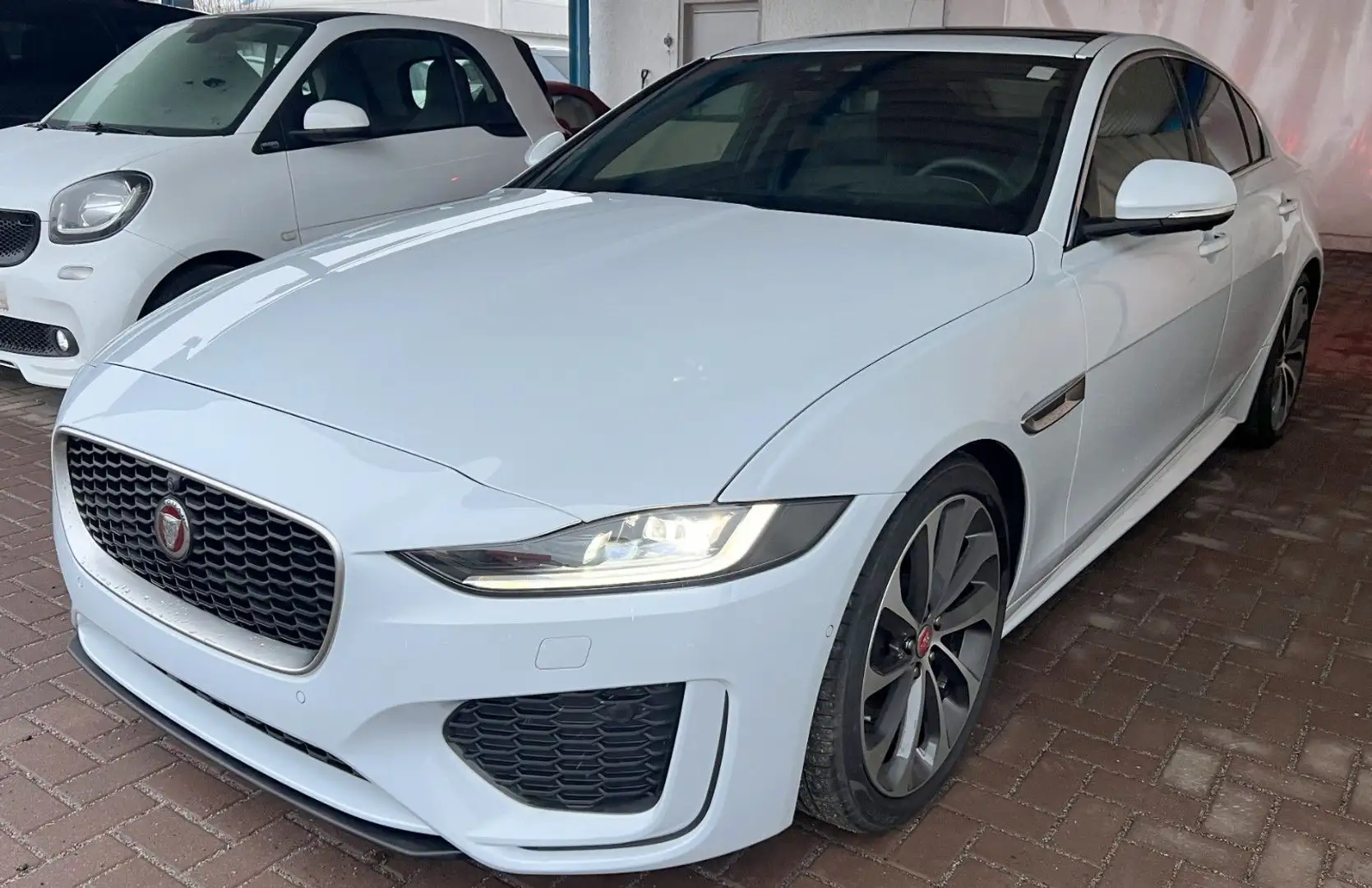 Jaguar XE D180 R-DYNAMIC HSE ACC/HuD/Matrix/Memory/ Weiß - 1