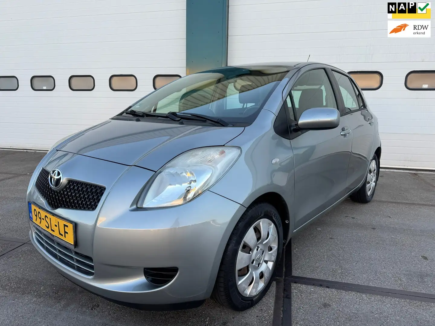 Toyota Yaris 1.3 VVTi Sol Grijs - 1