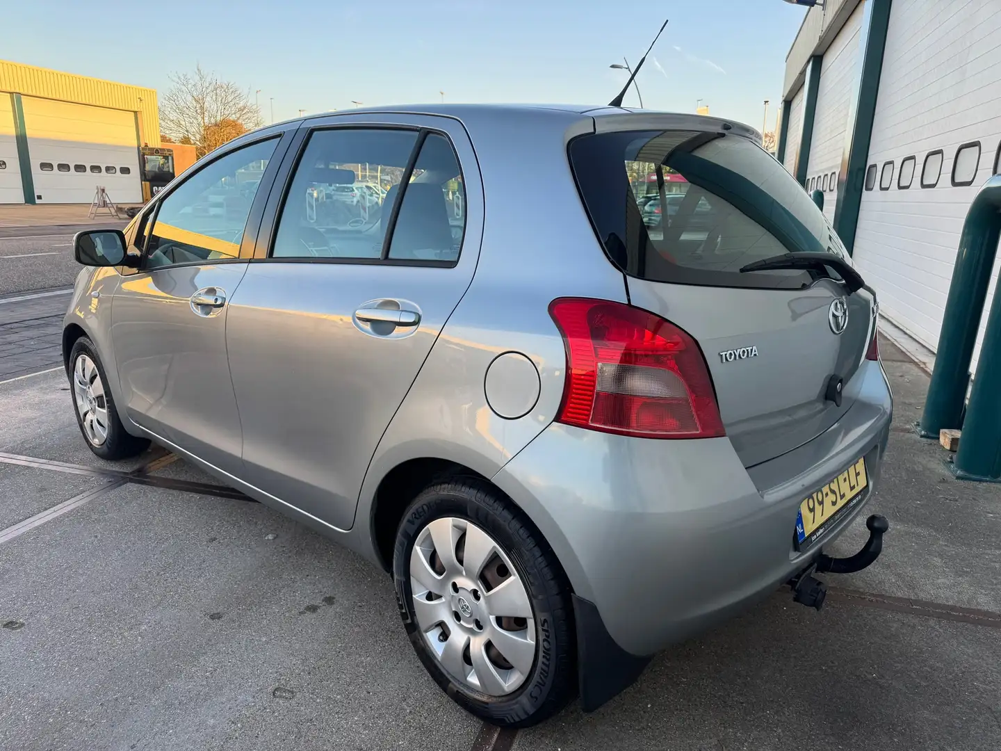 Toyota Yaris 1.3 VVTi Sol Grijs - 2