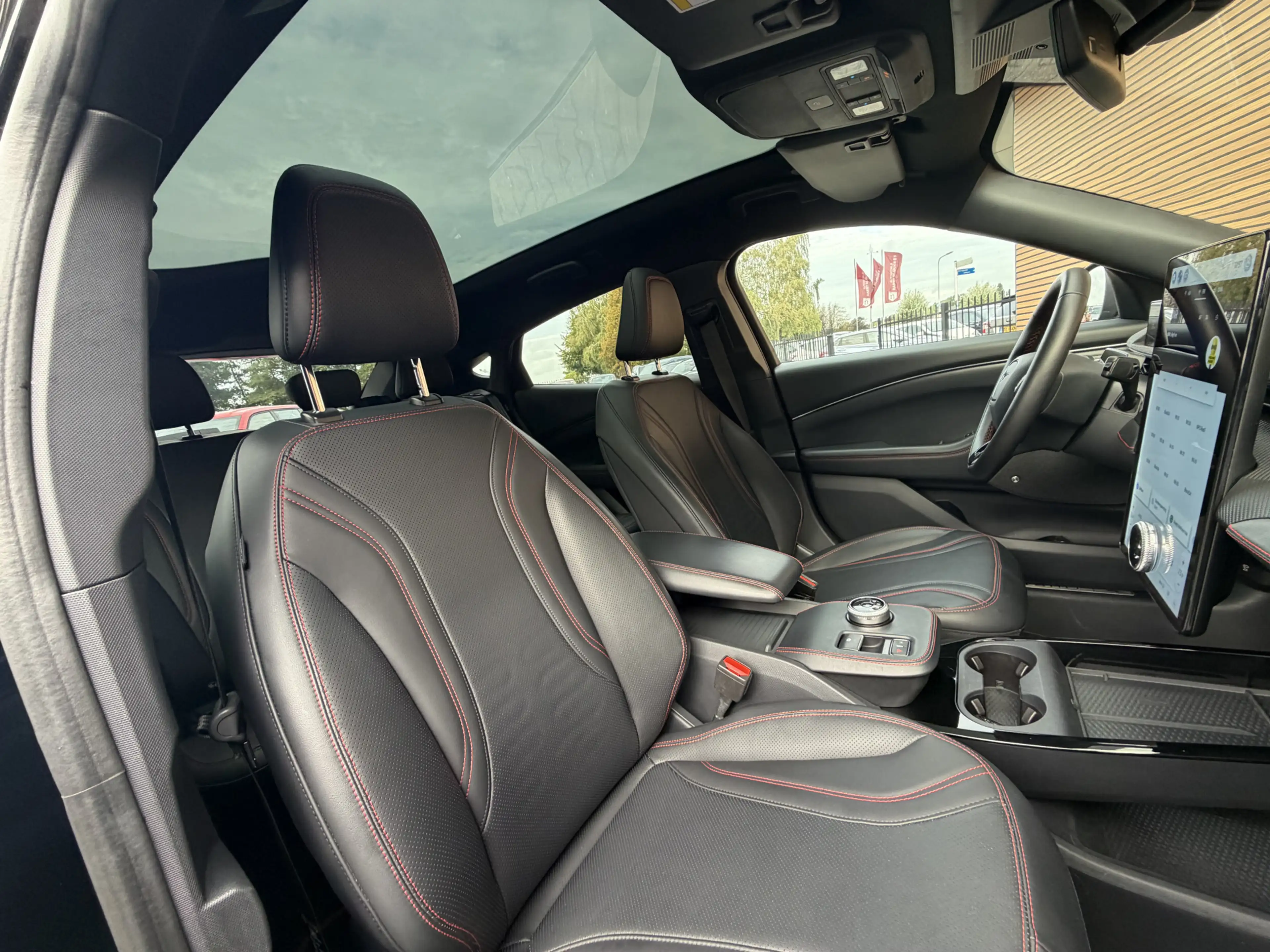 Ford Mustang Mach-E AWD 75 kWh Panoramadak / Trekhaak / SOH 95% — photo 4