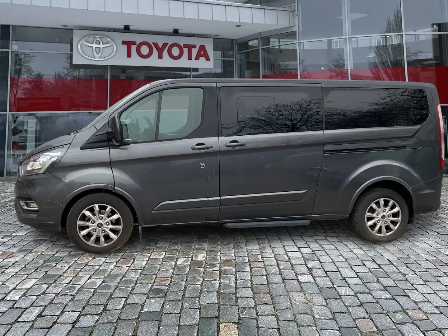 Ford Tourneo Custom Kombi 2.0 TDCi 320 L2 Titanium X Grau - 2