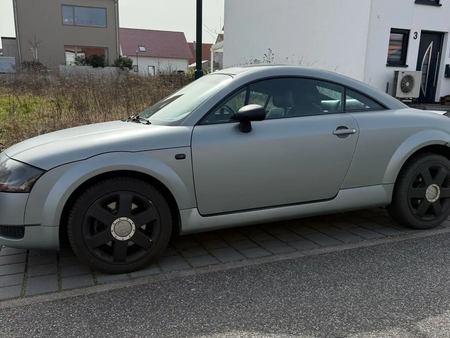 Audi TT 1.8 T Coupe quattro (132kW) Grau - 1