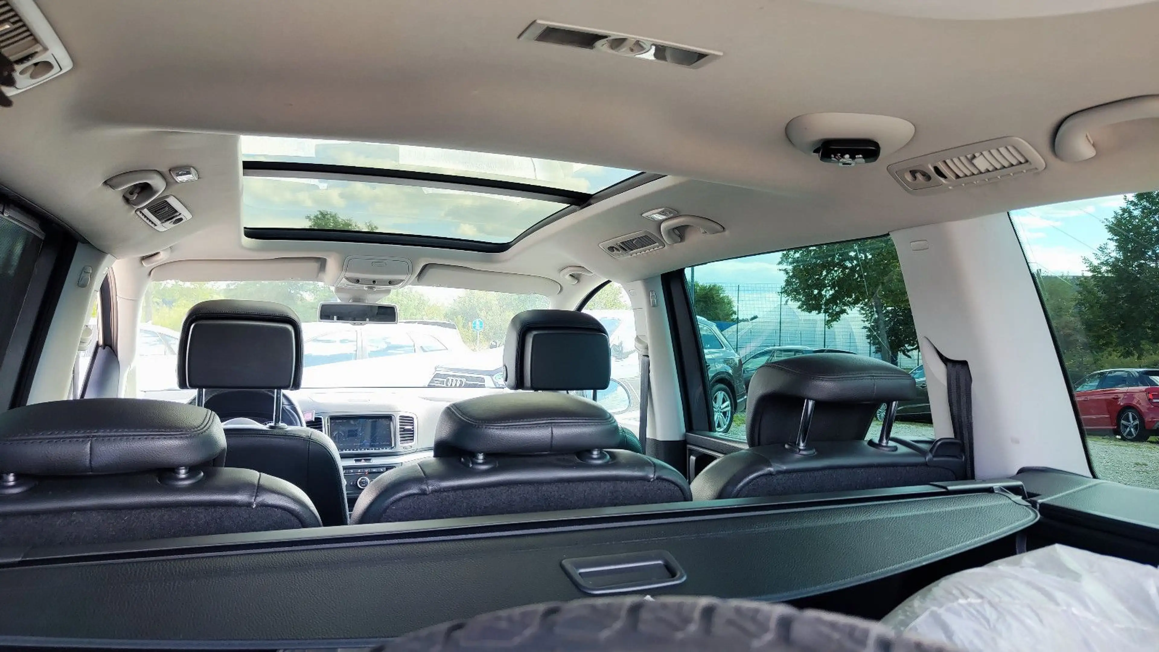 Volkswagen Sharan 2.0 TDI Highline BMT Xenon*Navi*Pano*AHK* — photo 36