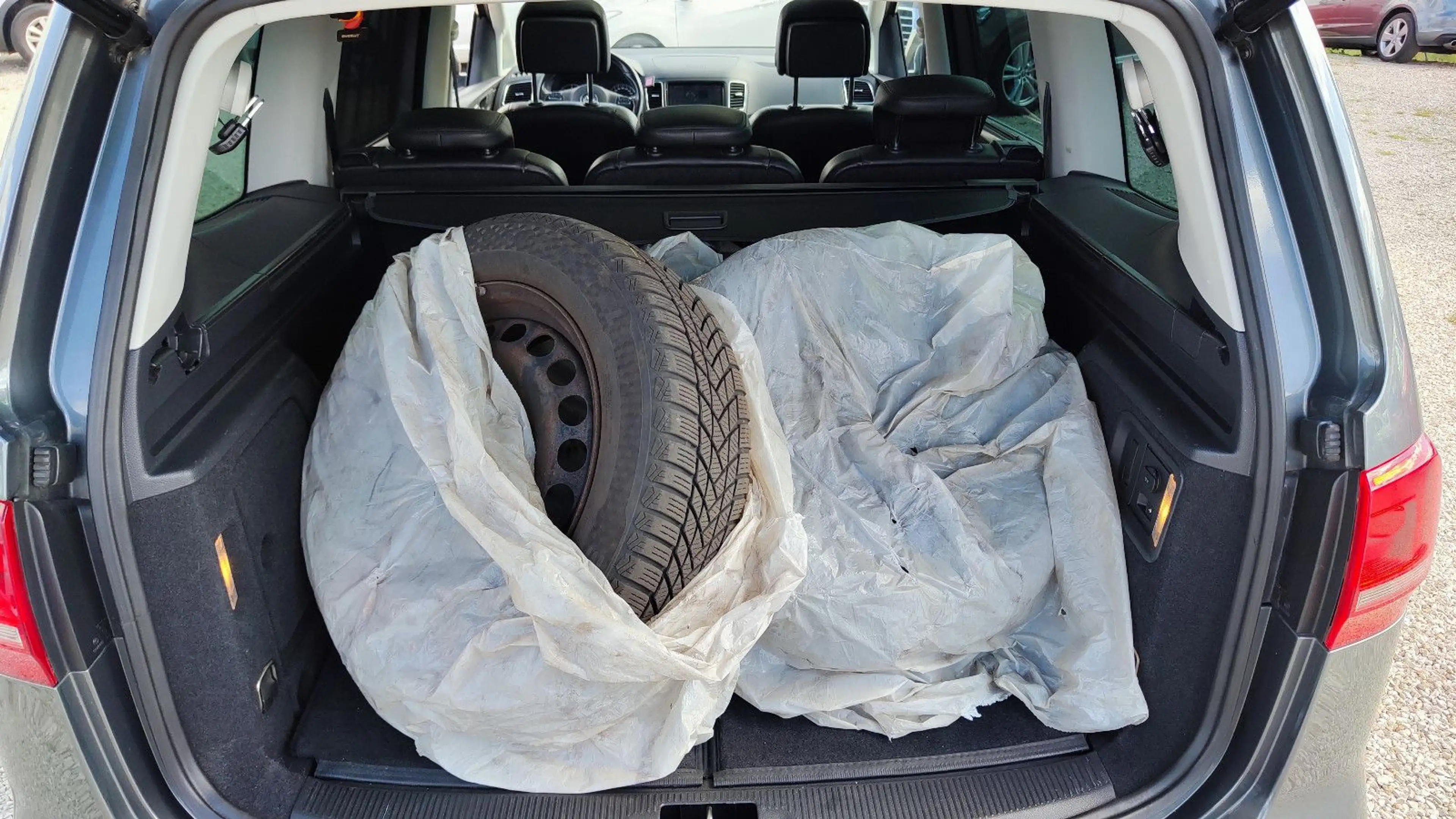 Volkswagen Sharan 2.0 TDI Highline BMT Xenon*Navi*Pano*AHK* — photo 35