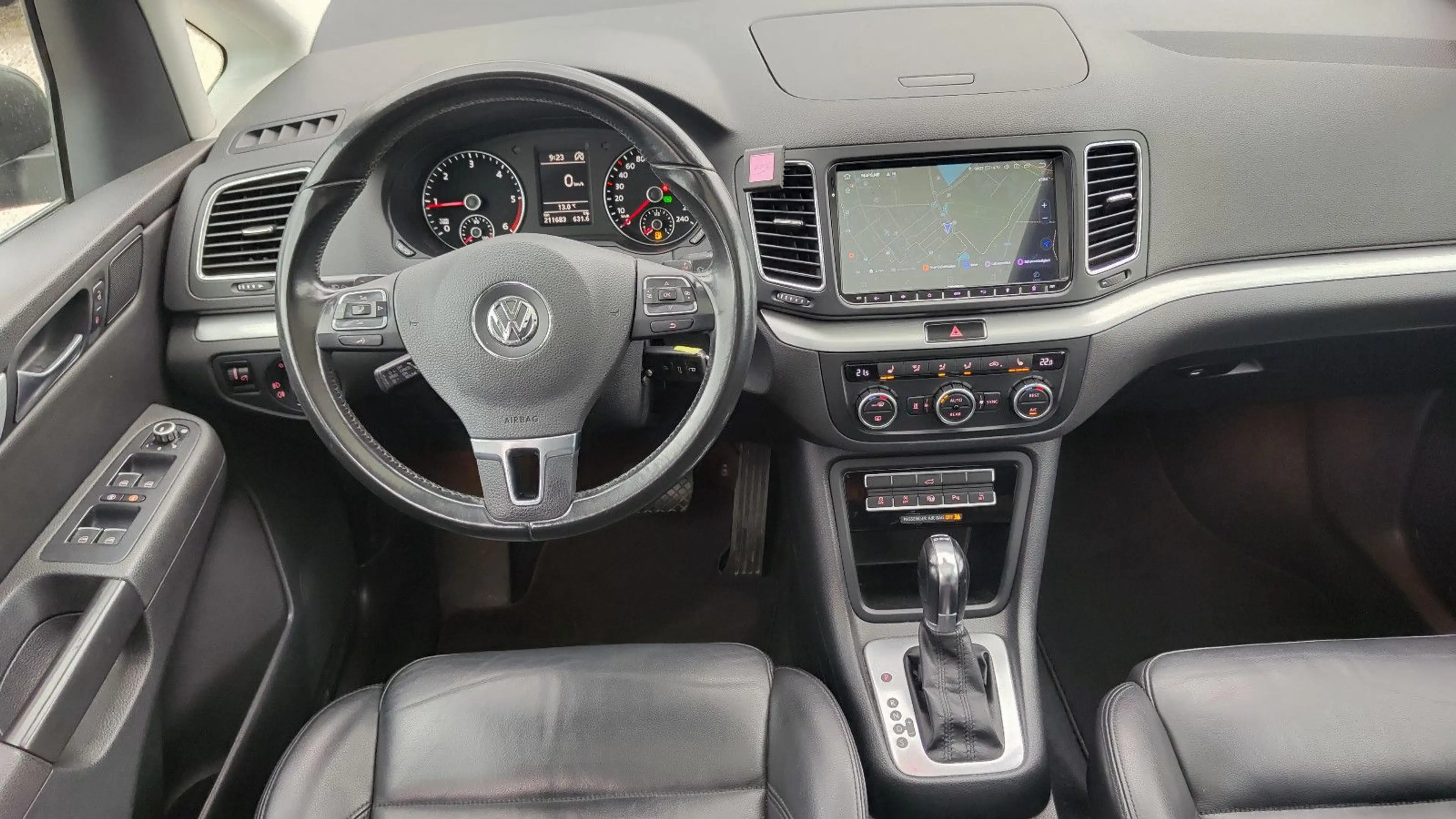 Volkswagen Sharan 2.0 TDI Highline BMT Xenon*Navi*Pano*AHK* — photo 25