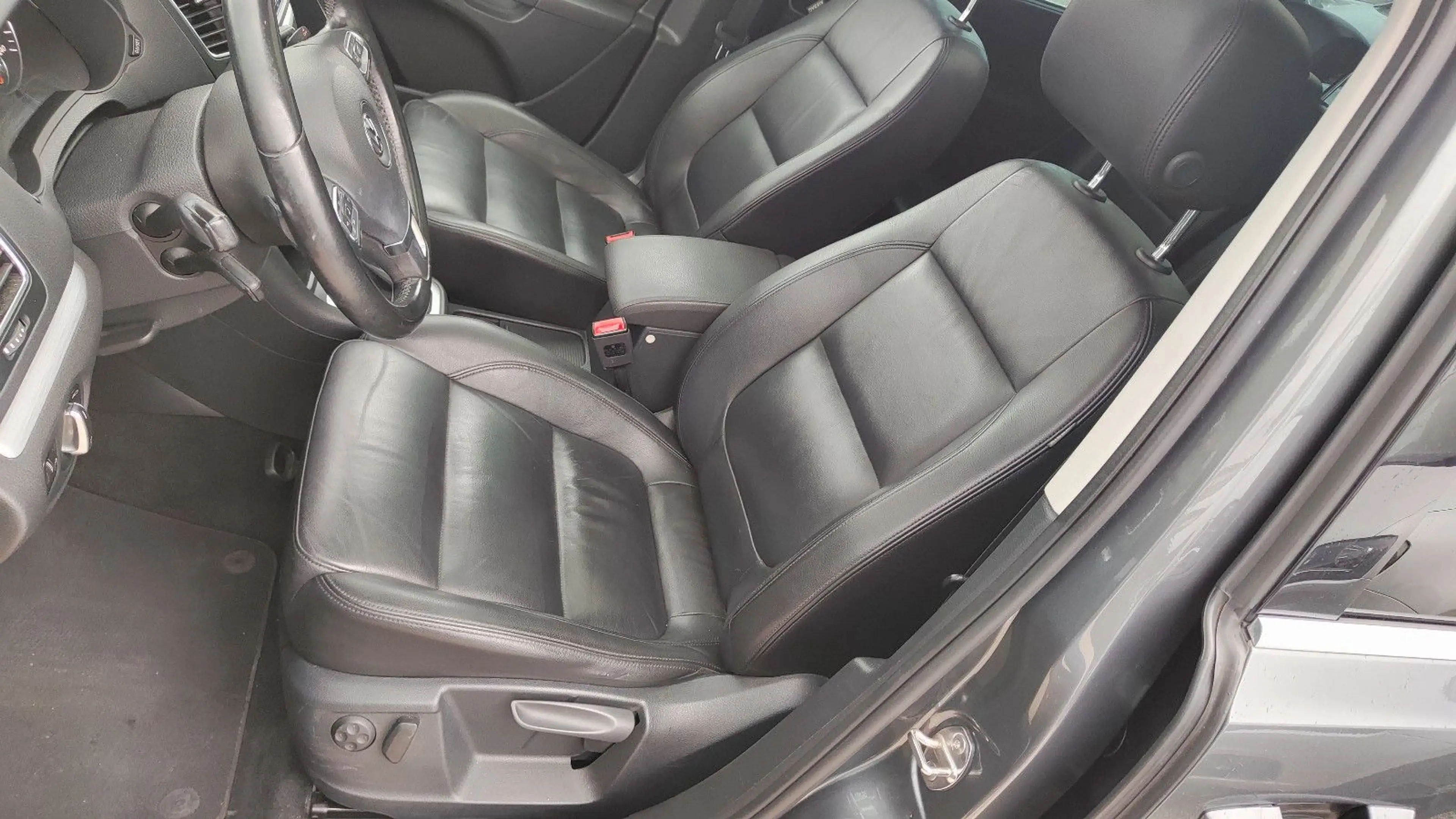 Volkswagen Sharan 2.0 TDI Highline BMT Xenon*Navi*Pano*AHK* — photo 23