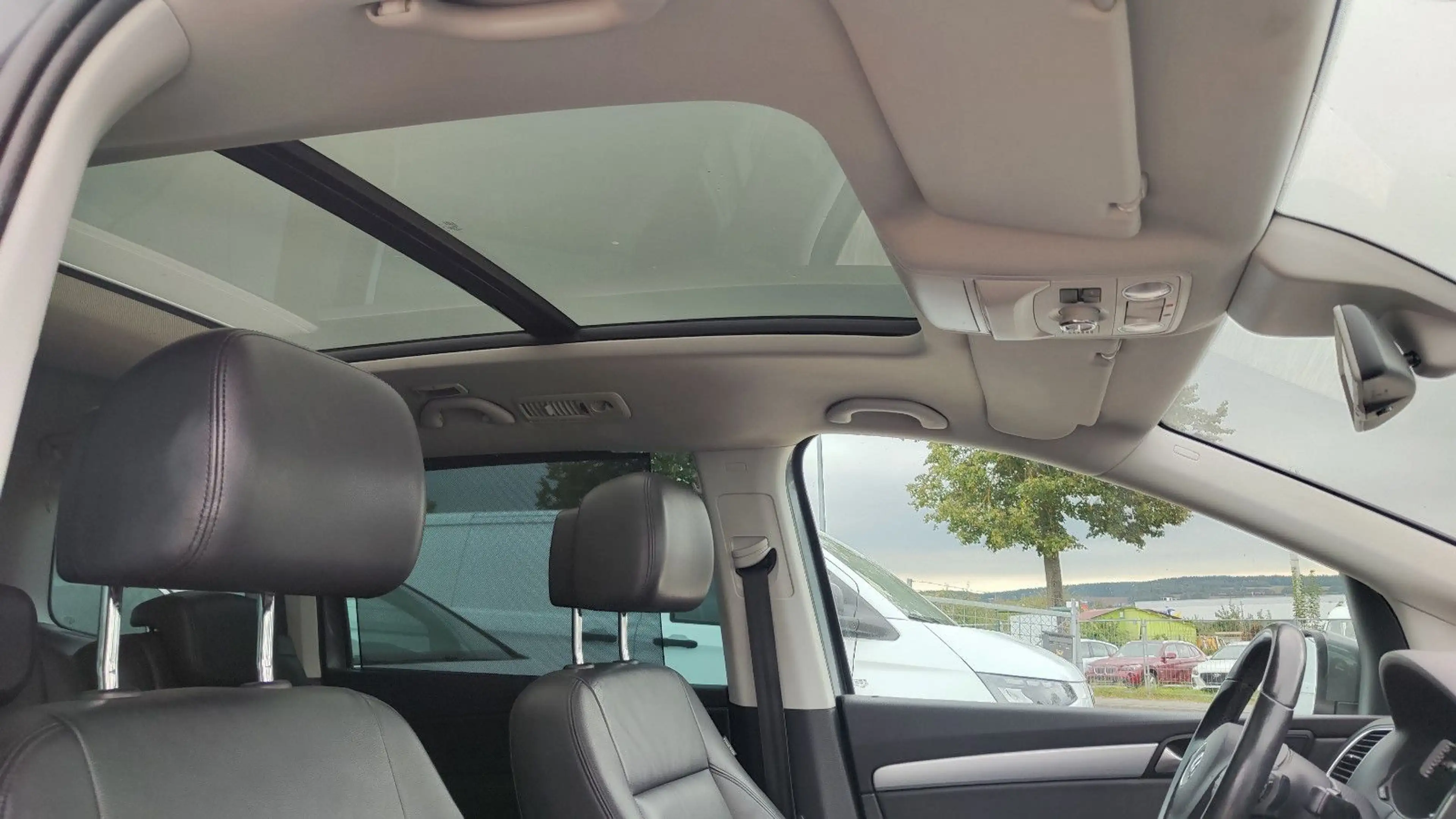 Volkswagen Sharan 2.0 TDI Highline BMT Xenon*Navi*Pano*AHK* — photo 32