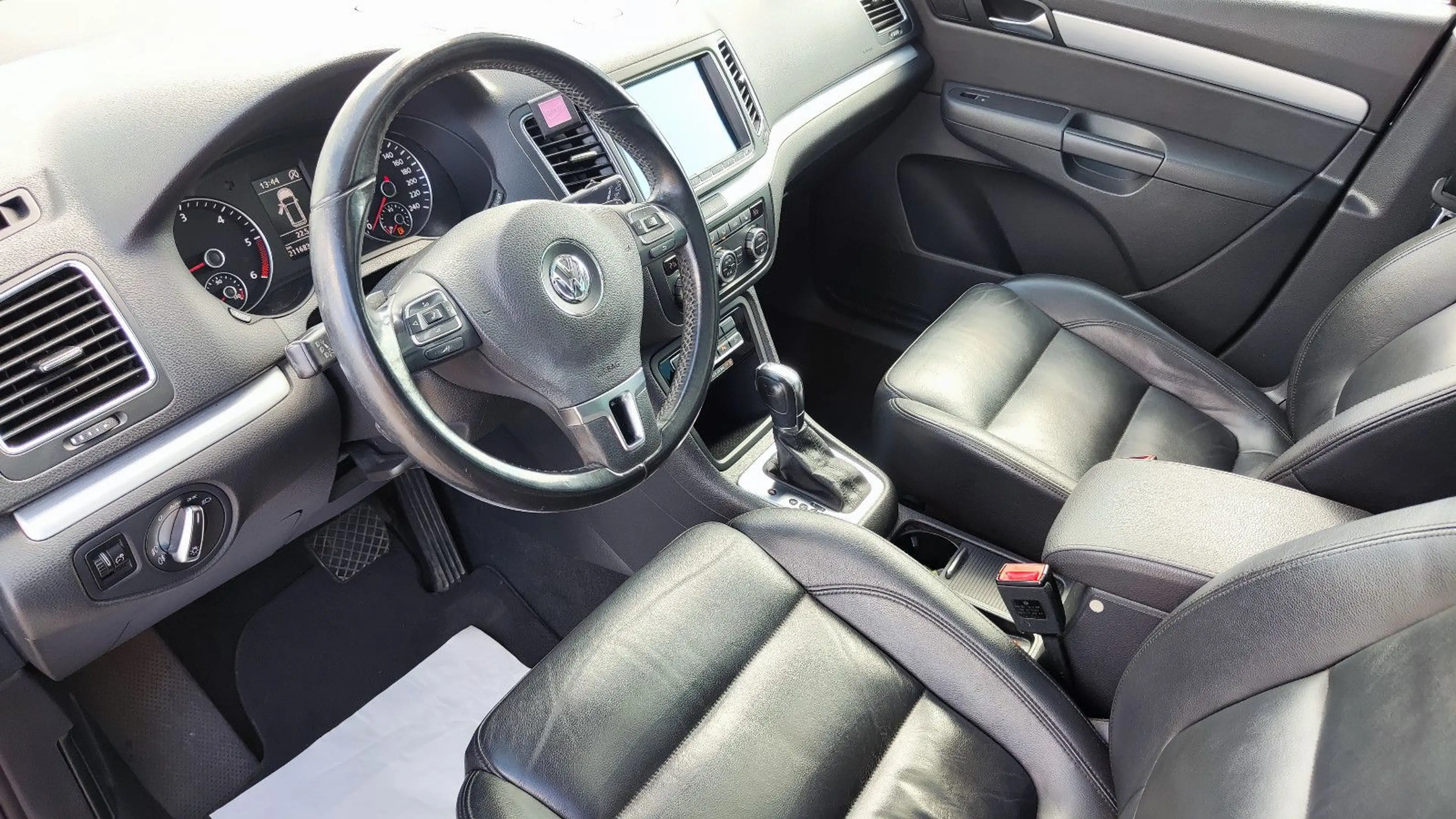 Volkswagen Sharan 2.0 TDI Highline BMT Xenon*Navi*Pano*AHK* — photo 24