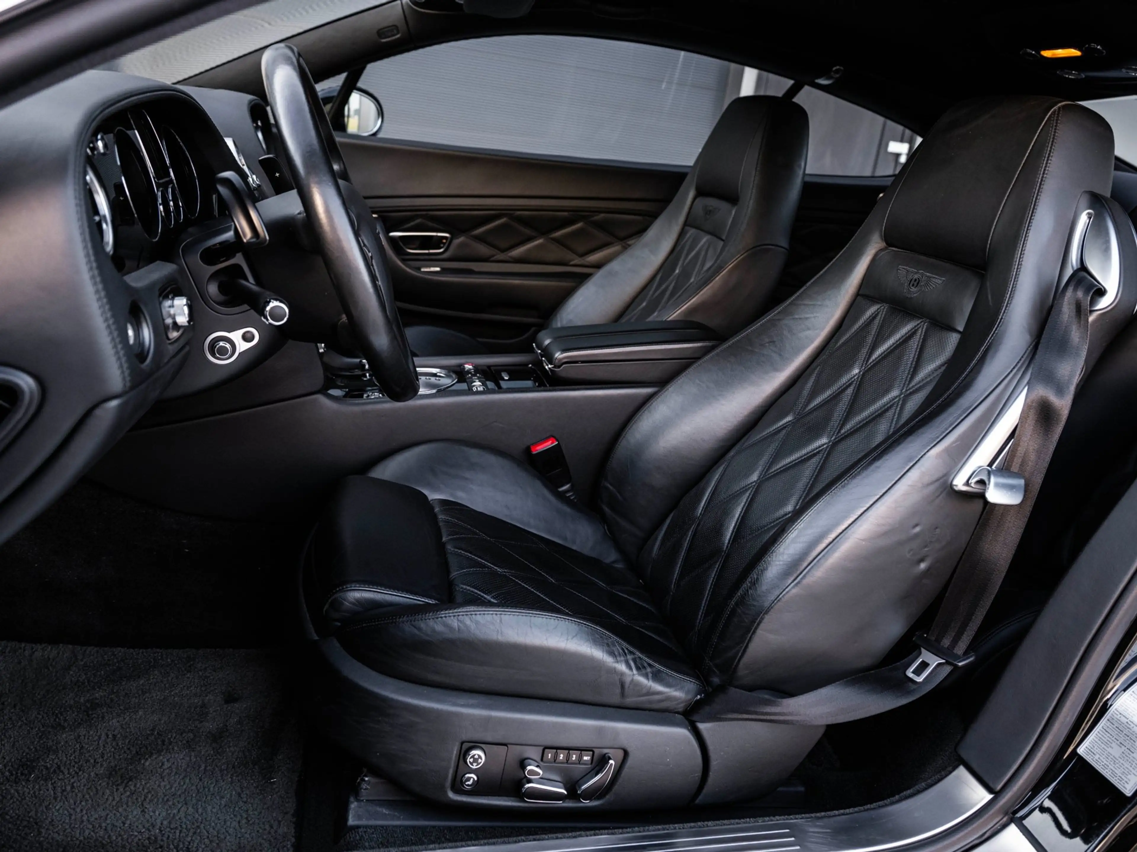 Bentley Continental GT 6.0 W12 — photo 15