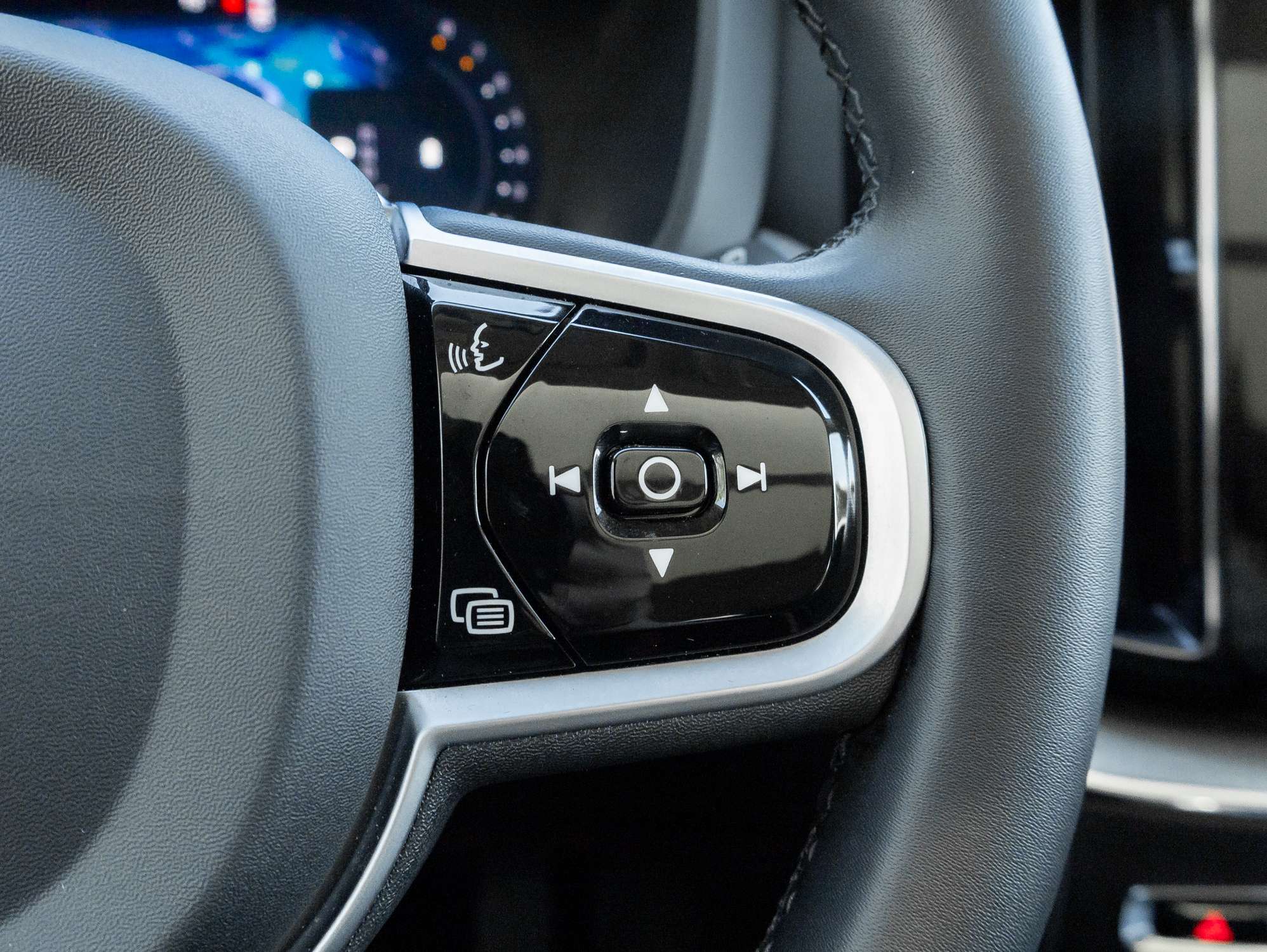2025 Volvo XC60 B5 AWD Plus Dark Theme thumb 11