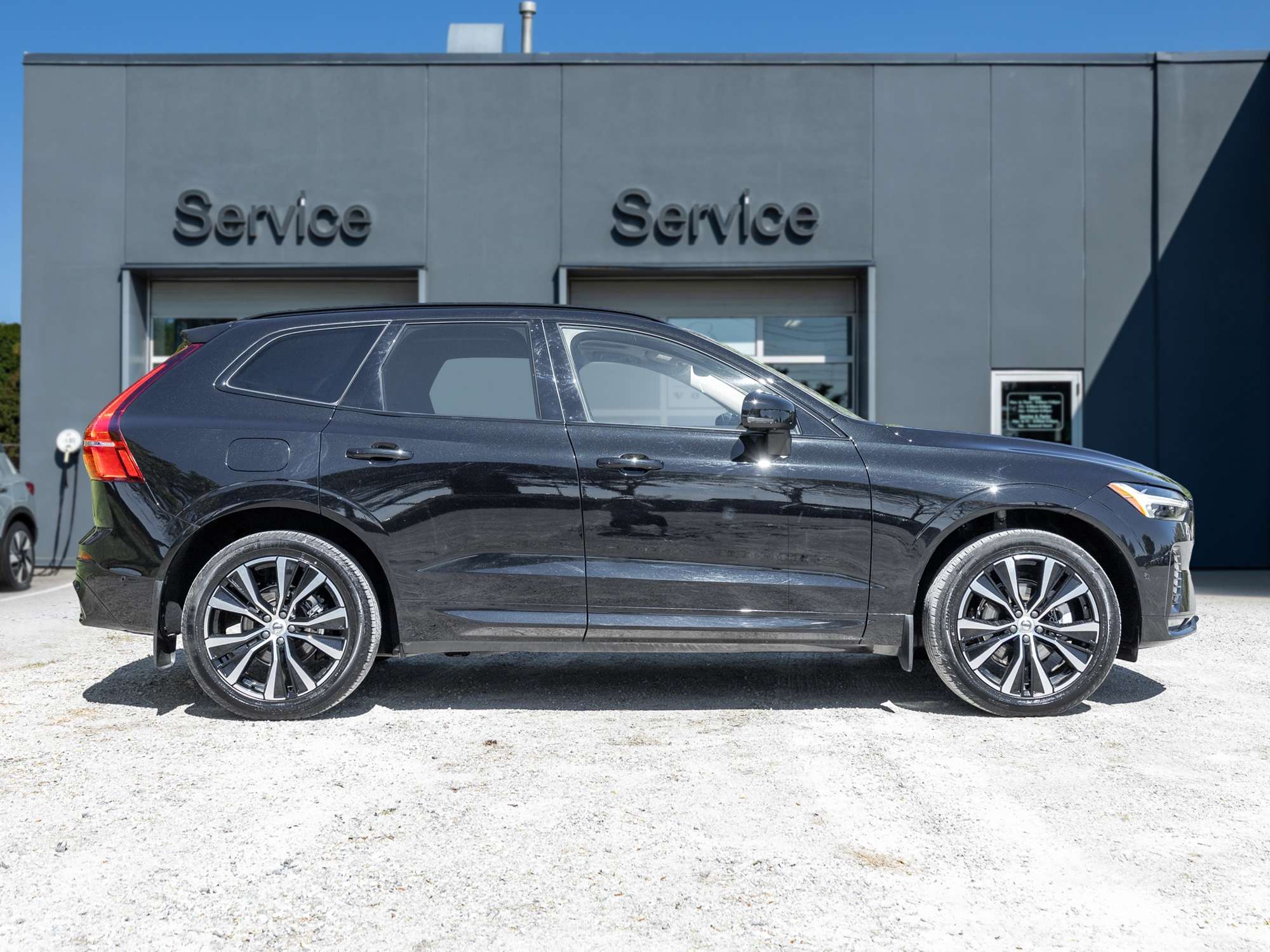 2025 Volvo XC60 B5 AWD Plus Dark Theme alt 5