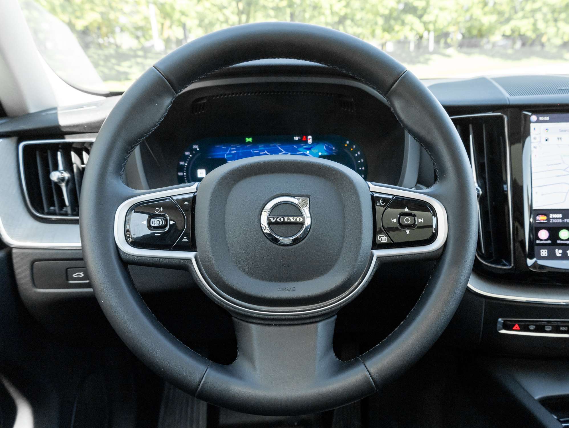 2025 Volvo XC60 B5 AWD Plus Dark Theme thumb 8