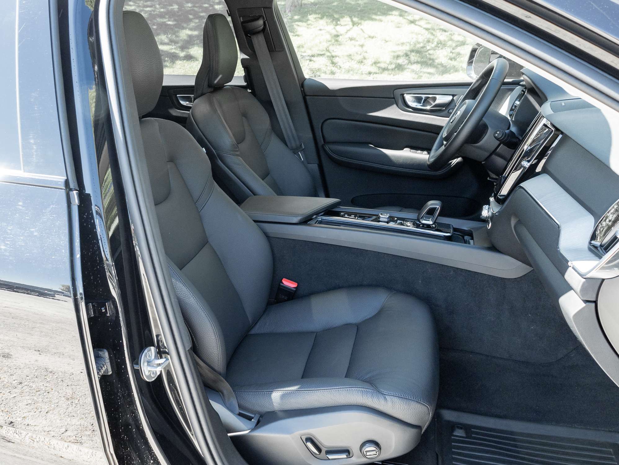 2025 Volvo XC60 B5 AWD Plus Dark Theme thumb 23