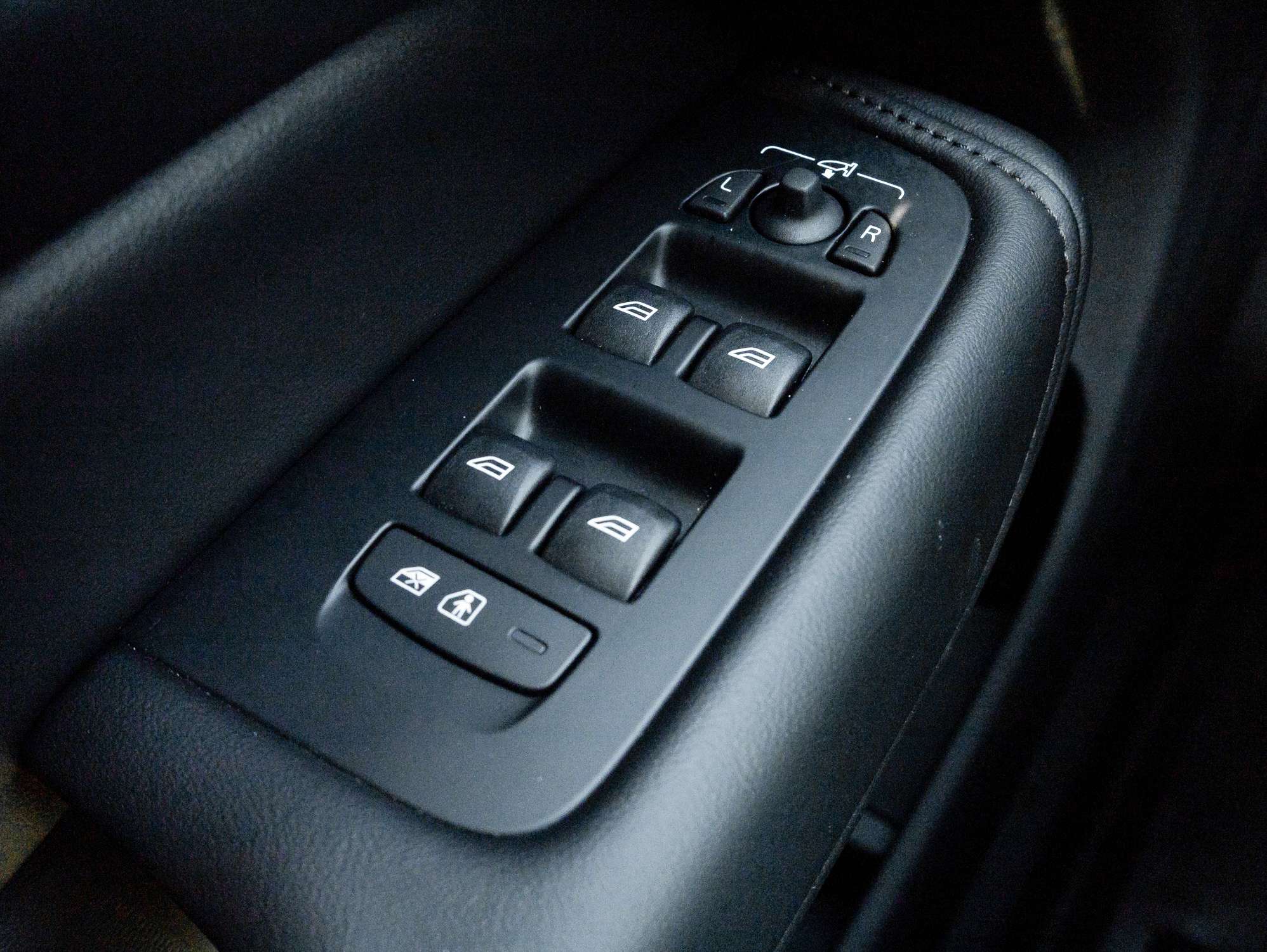 2025 Volvo XC60 B5 AWD Plus Dark Theme thumb 15