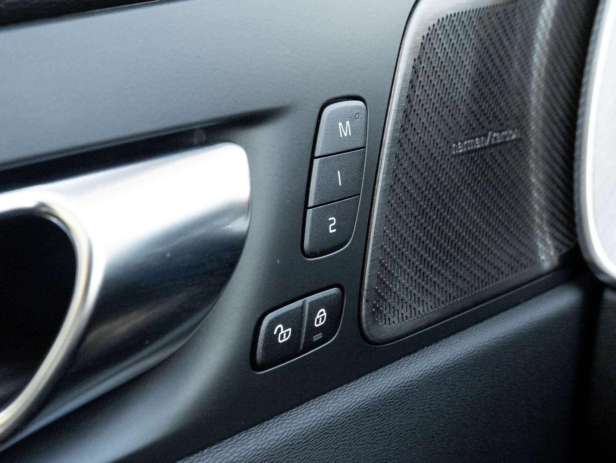 2025 Volvo XC60 B5 AWD Plus Dark Theme thumb 16