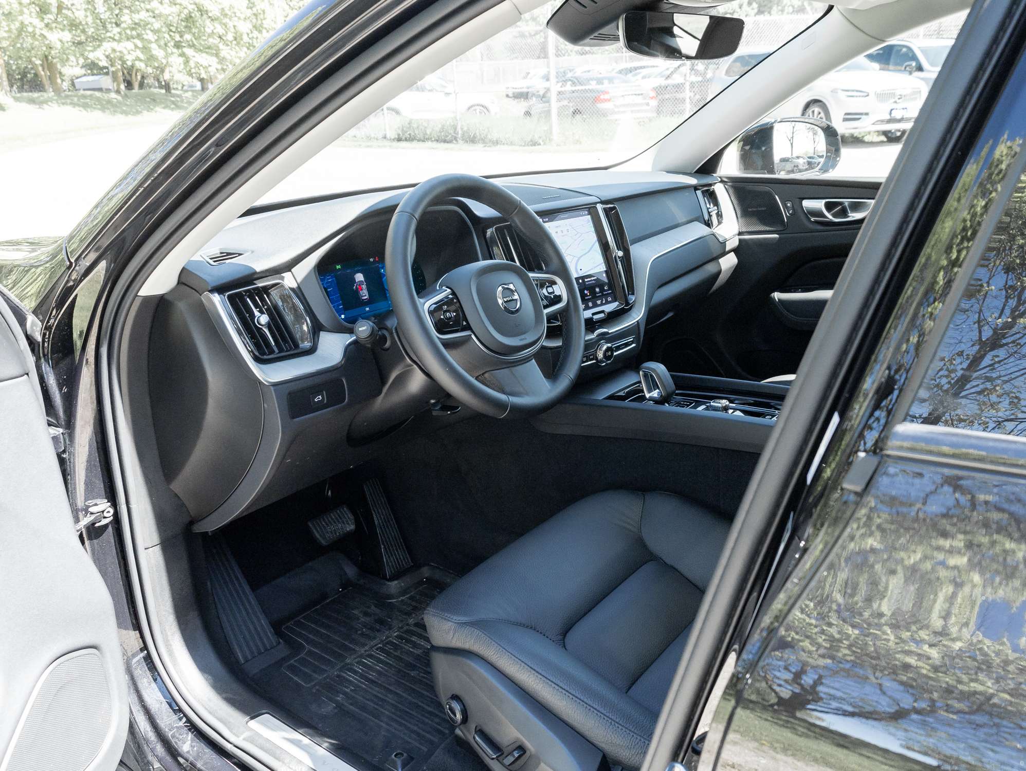 2025 Volvo XC60 B5 AWD Plus Dark Theme thumb 7