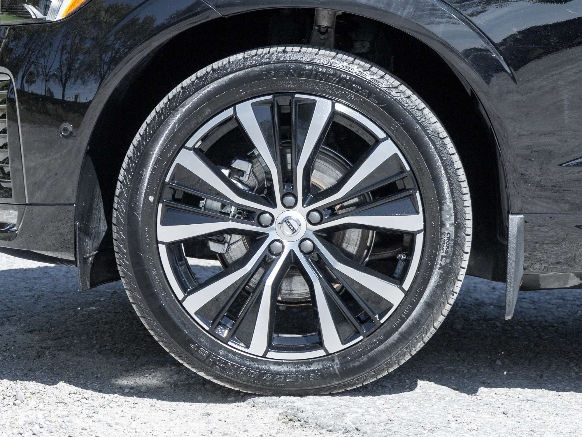 2025 Volvo XC60 B5 AWD Plus Dark Theme alt 4