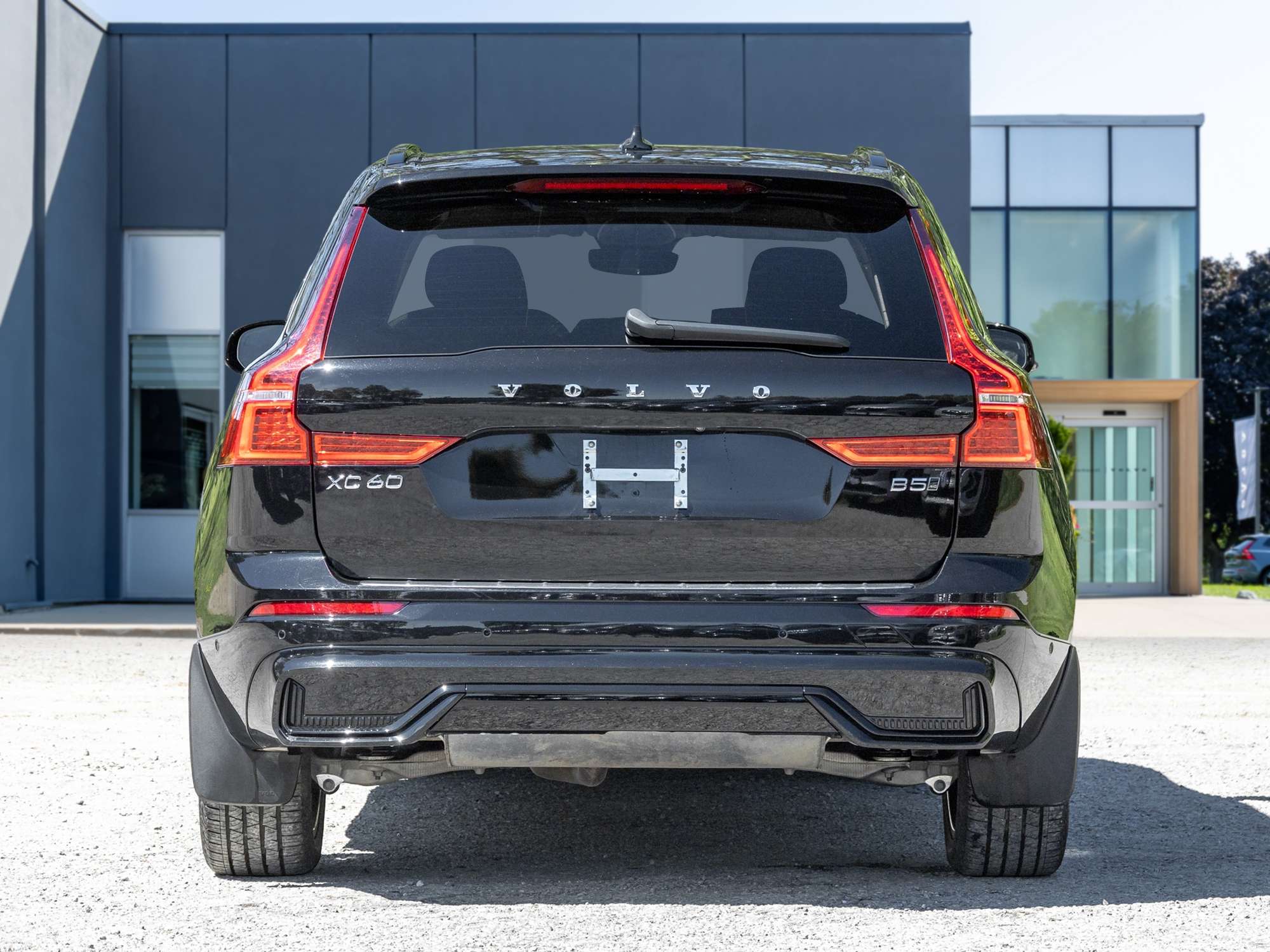 2025 Volvo XC60 B5 AWD Plus Dark Theme thumb 6