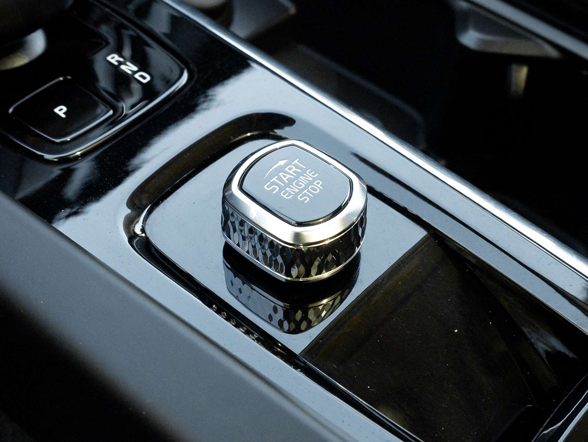 2025 Volvo XC60 B5 AWD Plus Dark Theme thumb 19