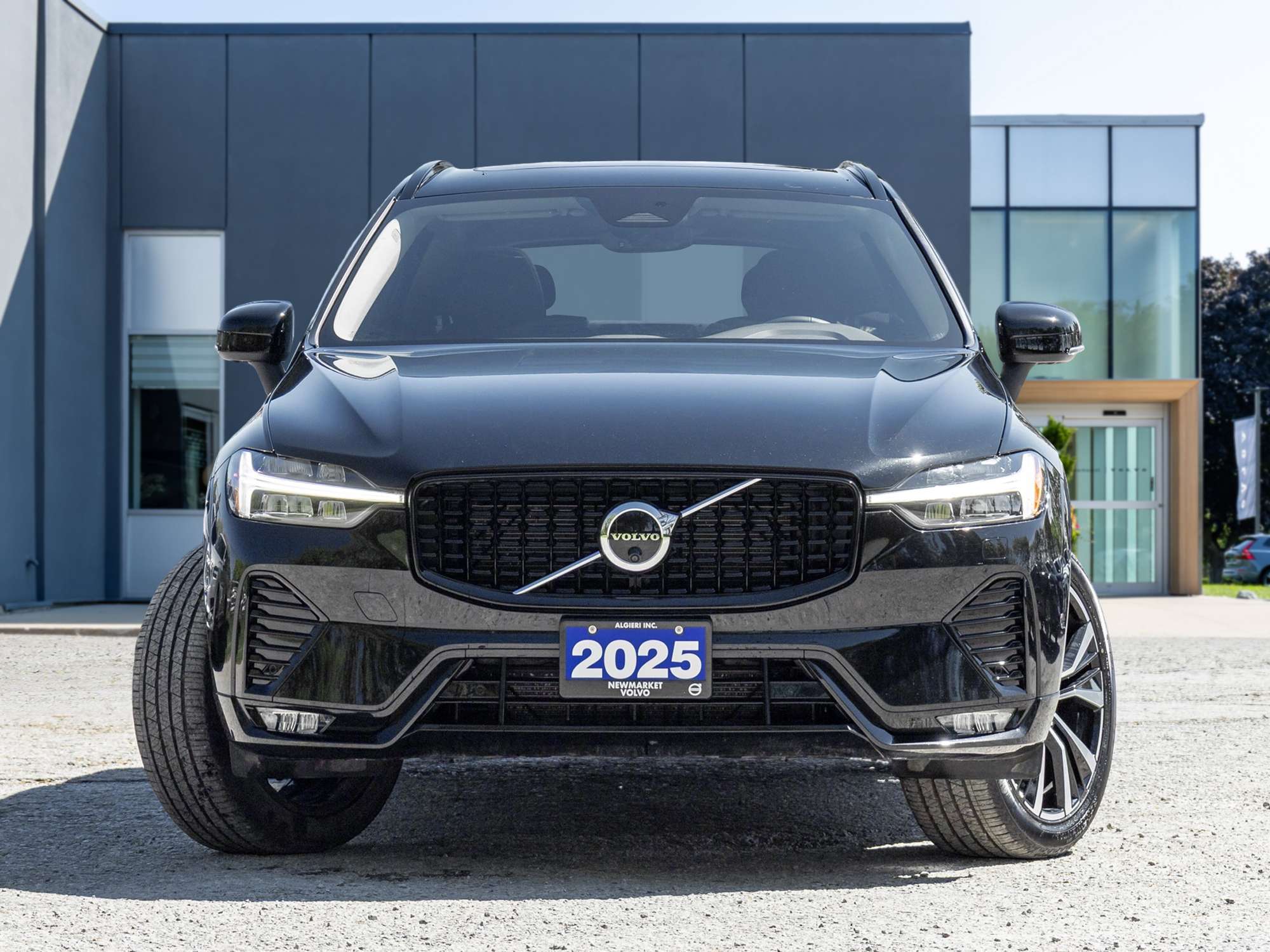 2025 Volvo XC60 B5 AWD Plus Dark Theme alt 2