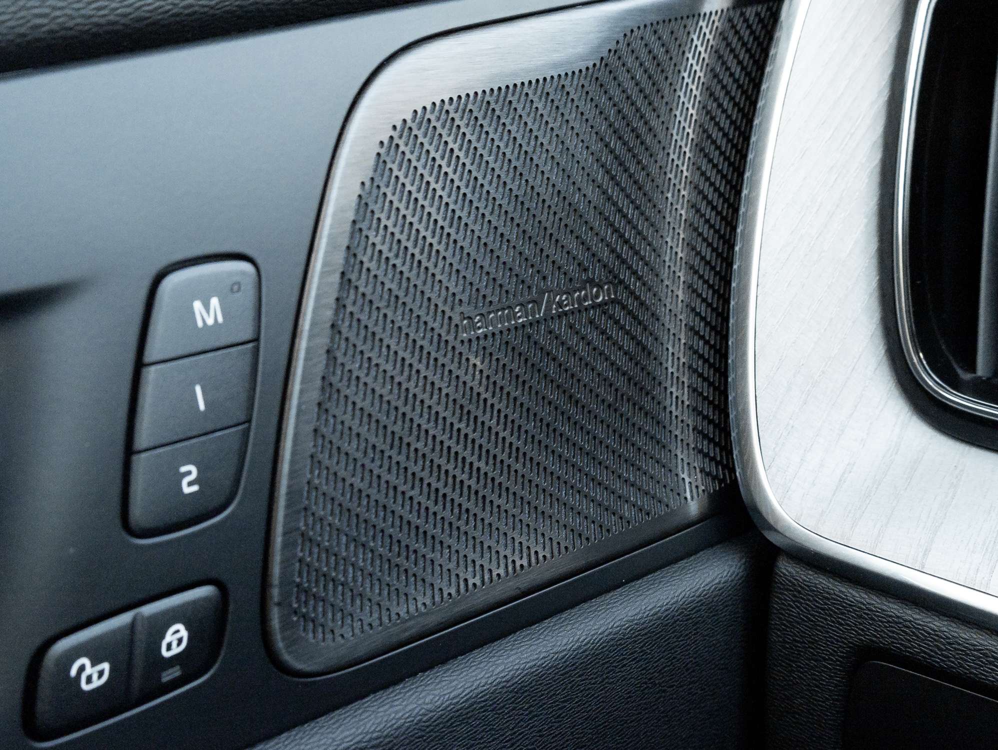 2025 Volvo XC60 B5 AWD Plus Dark Theme thumb 17