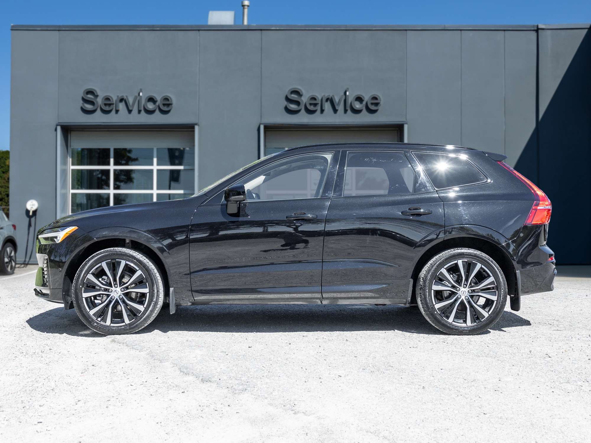 2025 Volvo XC60 B5 AWD Plus Dark Theme alt 3