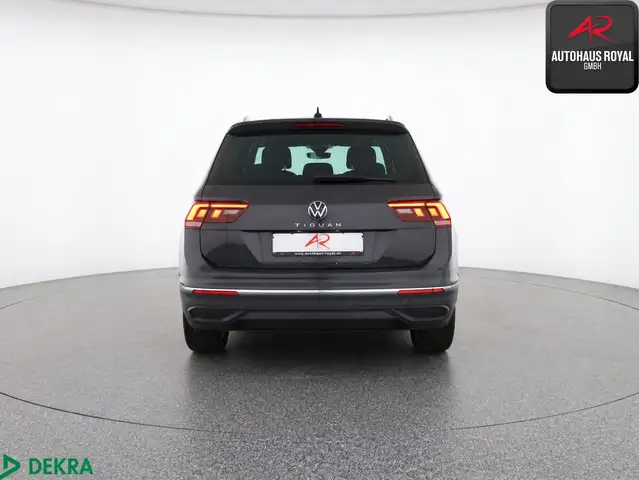 Volkswagen Tiguan view 3