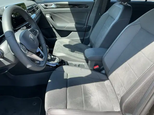 Volkswagen T-Roc view 12