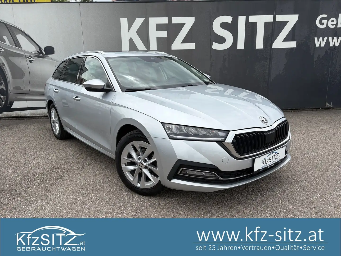 Skoda Octavia Combi 2,0 TDI Style DSG | CANTON*PANO Silber - 1