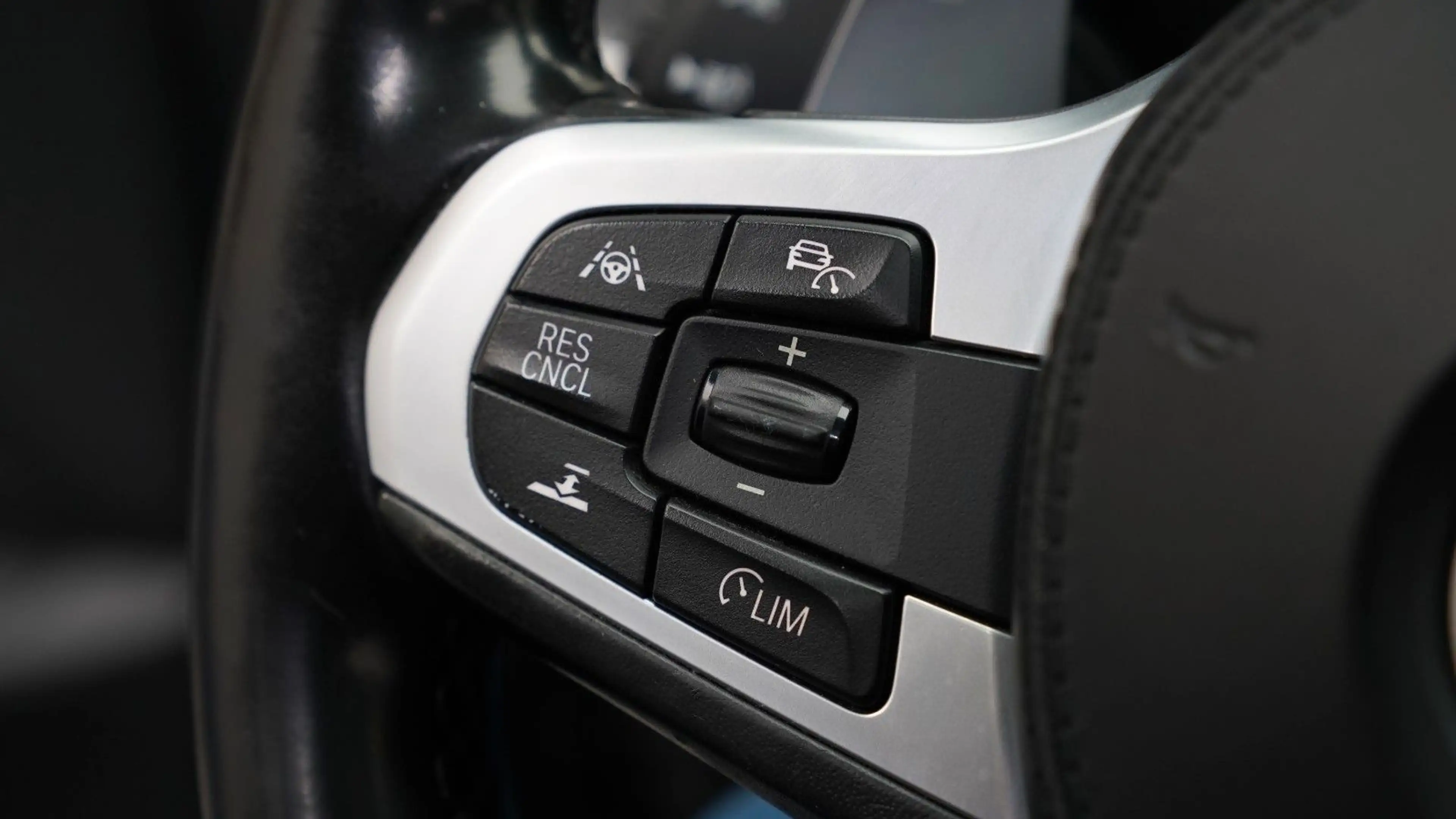 BMW 550 i xDrive Limousine *ACC*HARMAN*360°* — photo 11