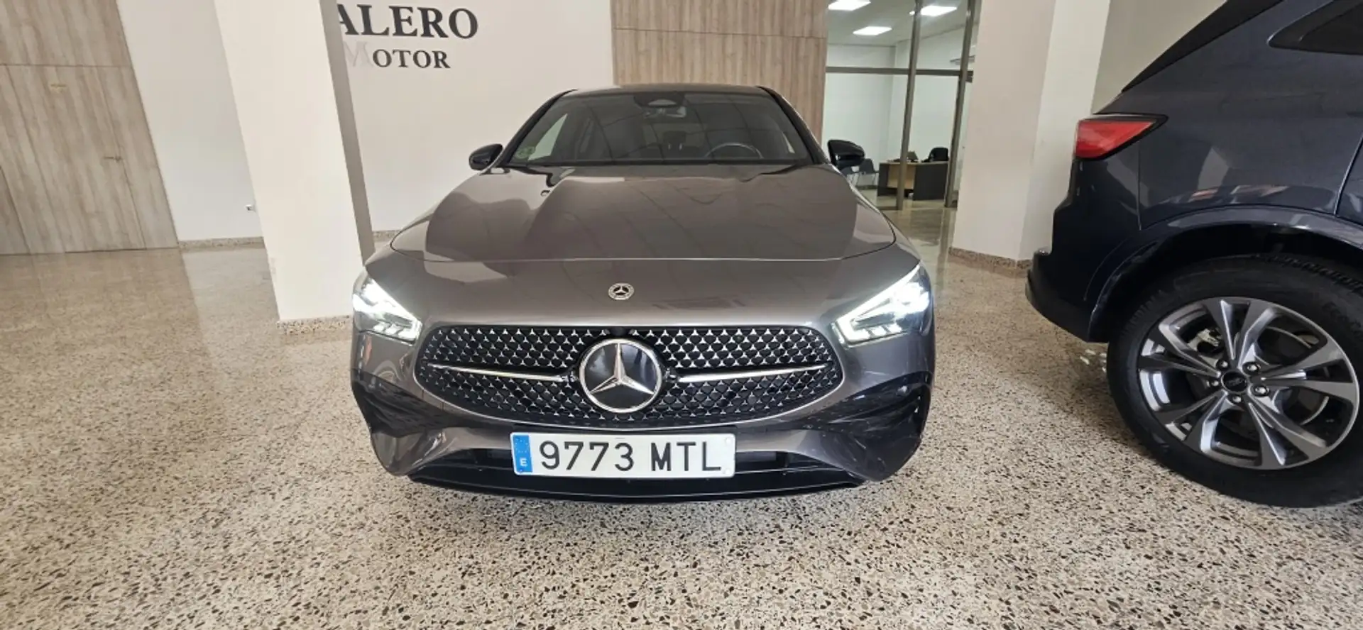 Mercedes-Benz CLA 200 Shooting Brake 200d 8G-DCT Gris - 2