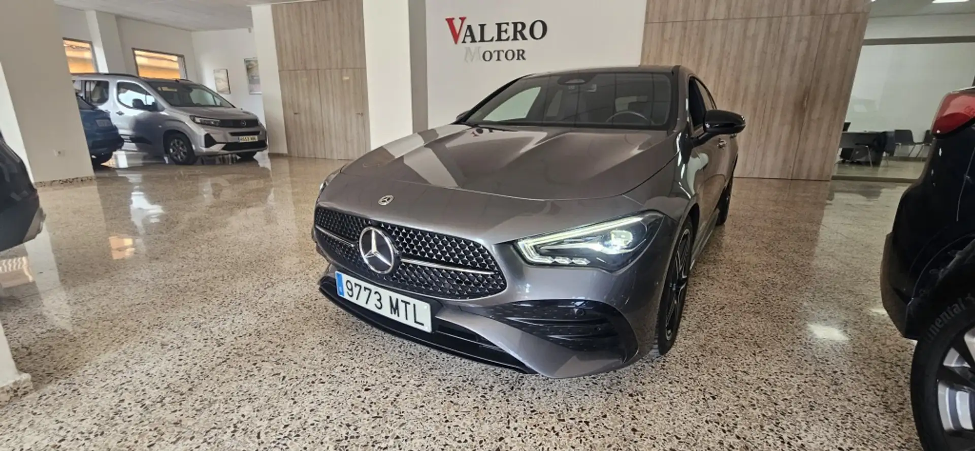 Mercedes-Benz CLA 200 Shooting Brake 200d 8G-DCT Gris - 1