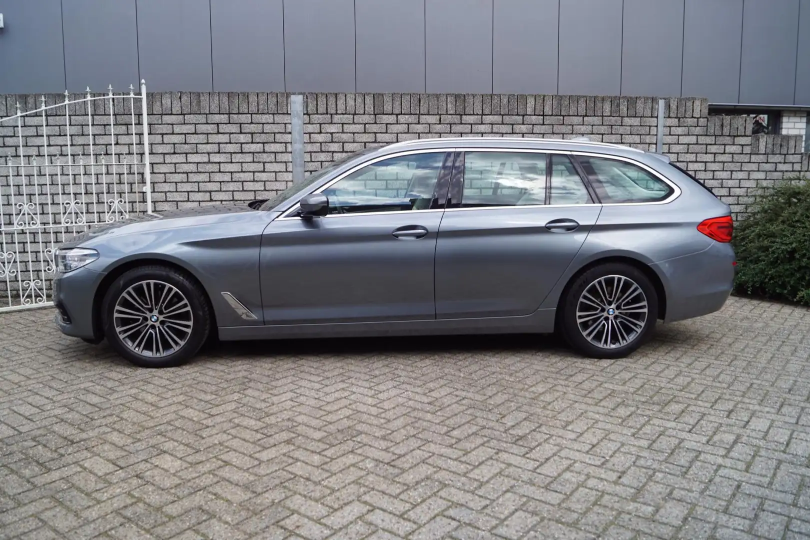 BMW 520 5-serie Touring 520i High Executive Sport Line Aut Grijs - 2
