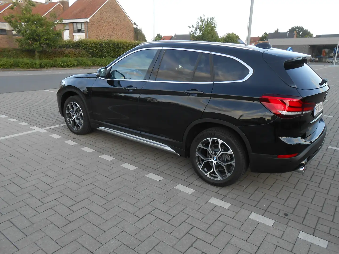 BMW X1 X1 sDrive18i xLine - SHOWROOMSTAAT!! Zwart - 1