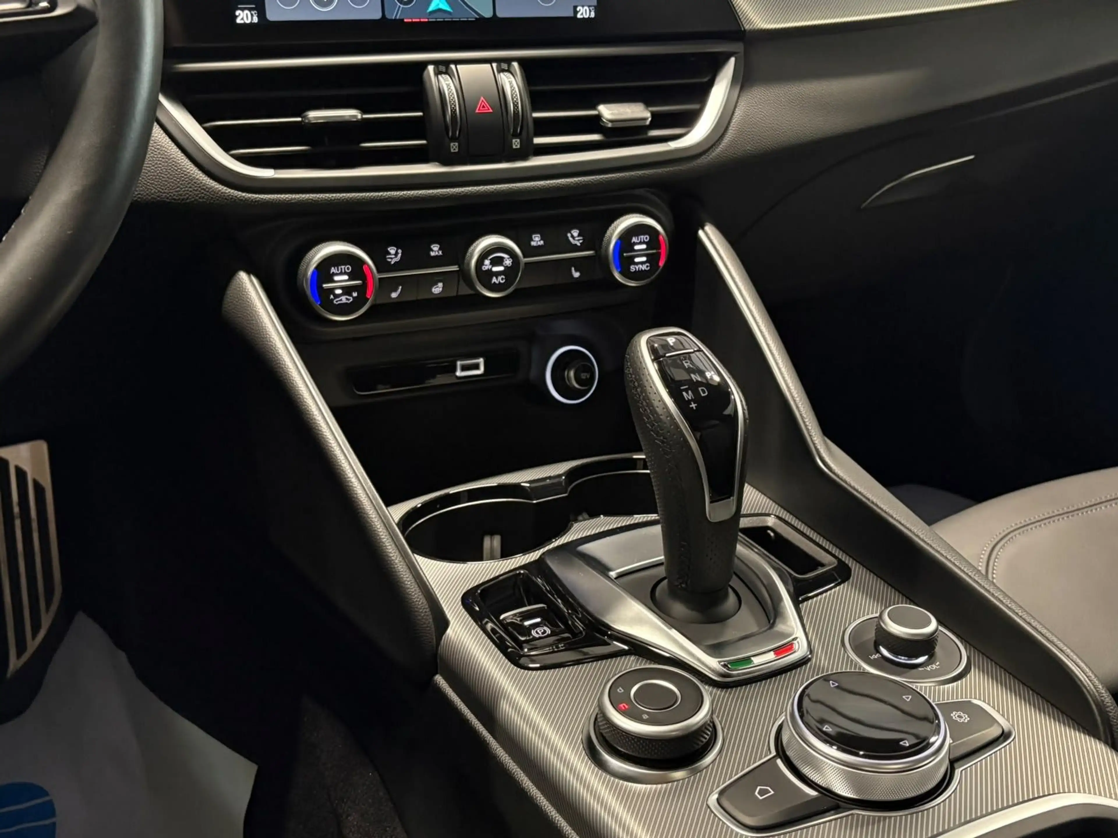 Alfa Romeo Giulia Veloce Q4 MATRIX+ACC+KAM+LEDER+SHZ+TOT.W+ — photo 12