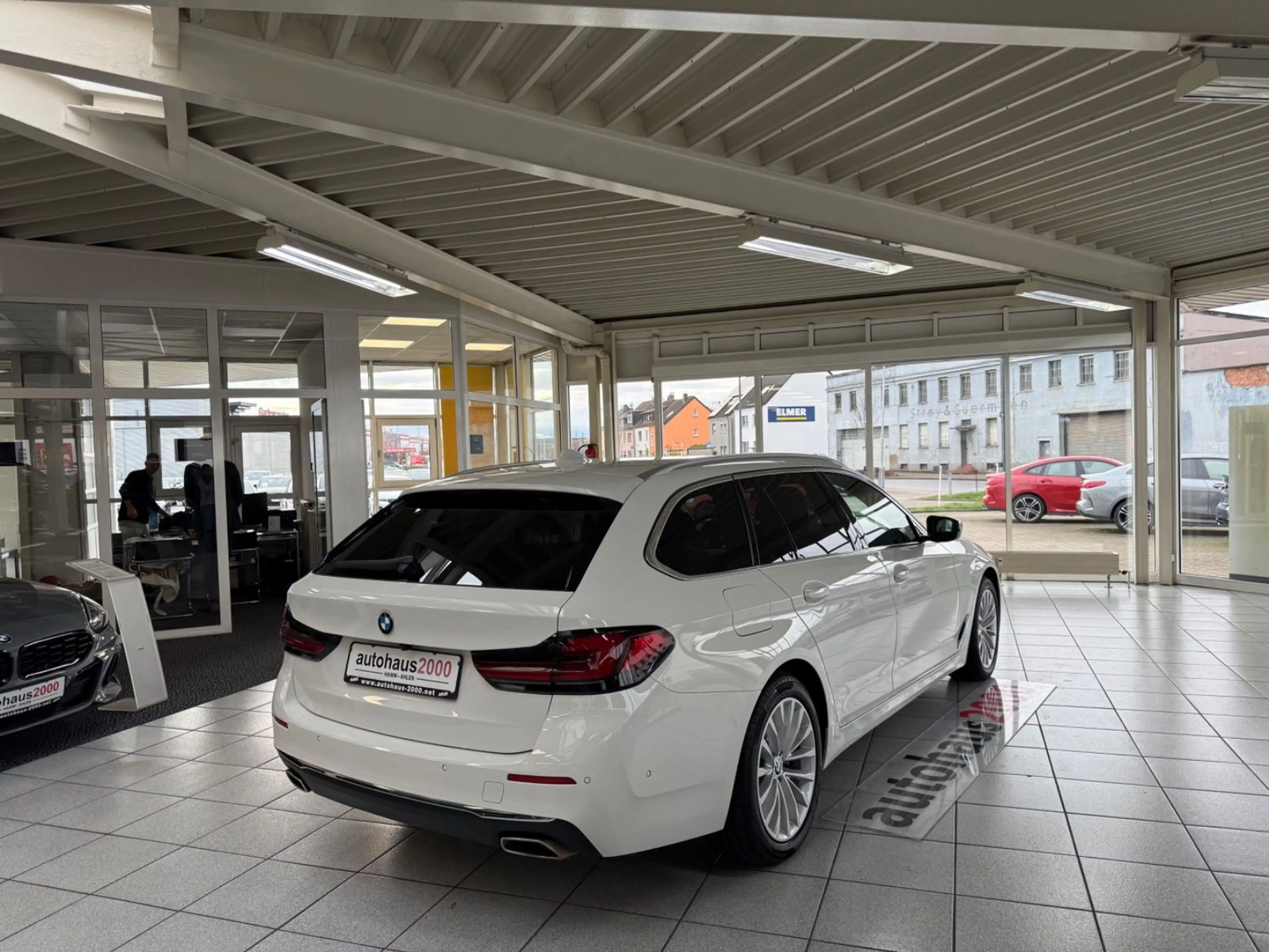 BMW 520 d xDrive Luxury Line AUT./LED/CAM/H&K/MASSAGE — photo 3
