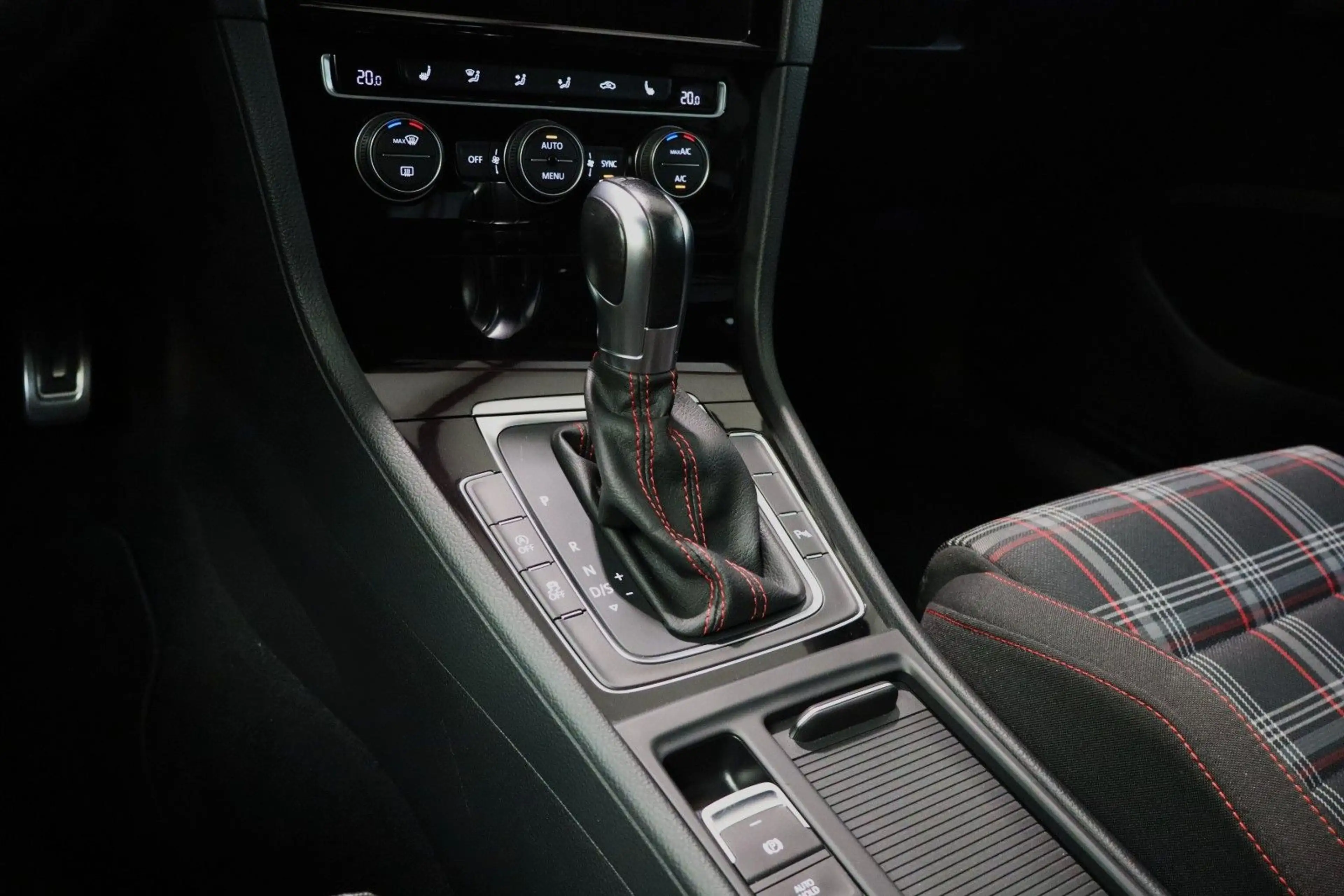 Volkswagen Golf VII GTI 2,0 TSI DSG Performance Virtual ACC — photo 13
