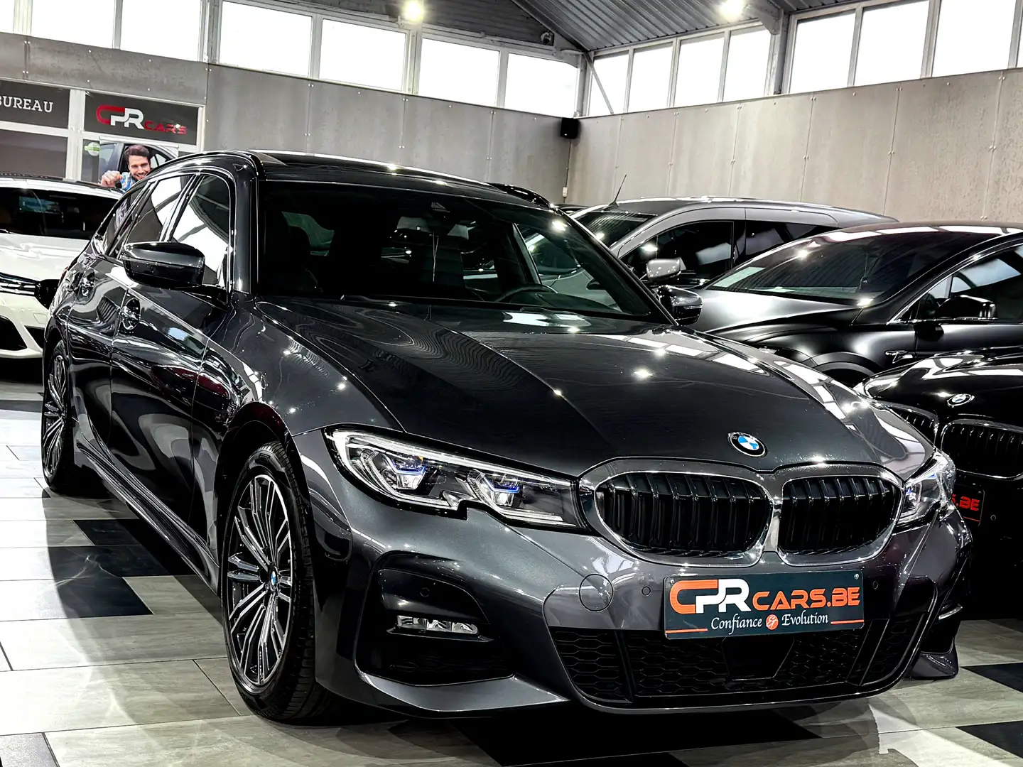 BMW 318 i M Sport // RESERVER // RESERVED // Gris - 2