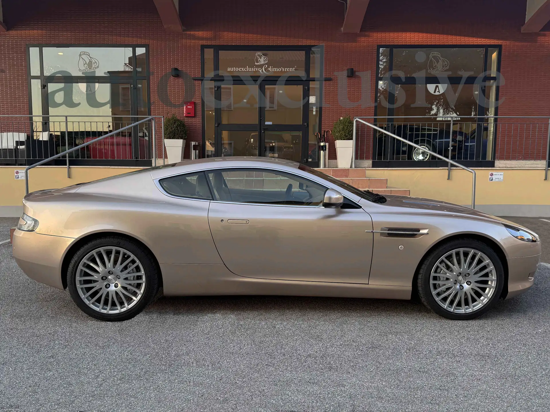 애스턴마틴 DB9 2010 실버 사진 2