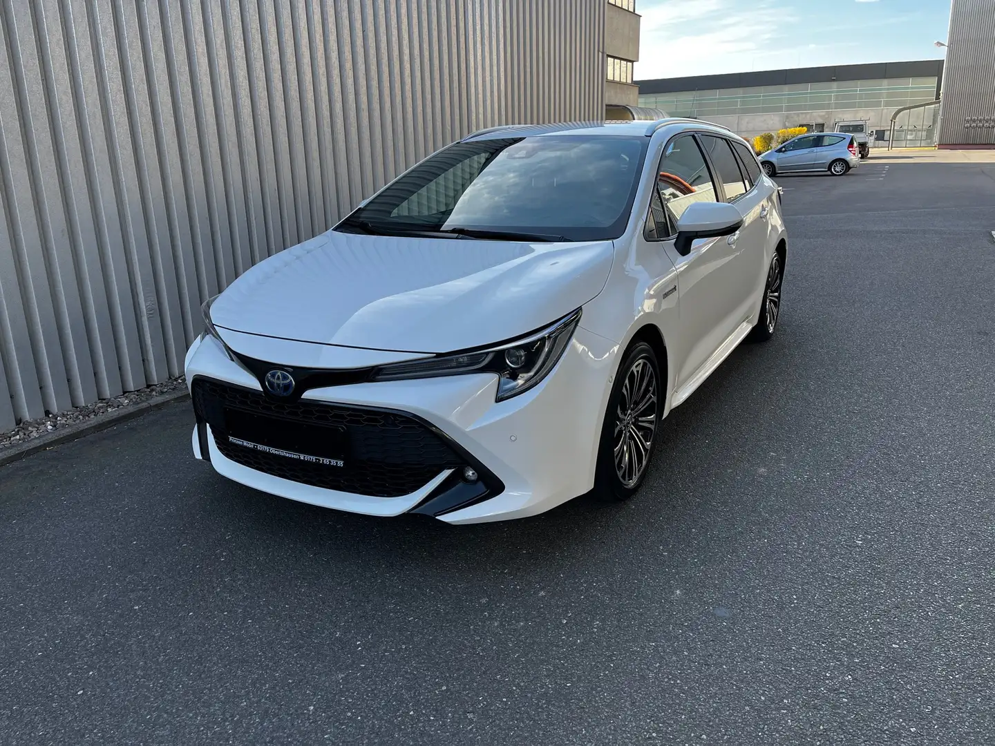 Toyota Corolla 2.0 Hybrid Touring Sports Business Edition Weiß - 1