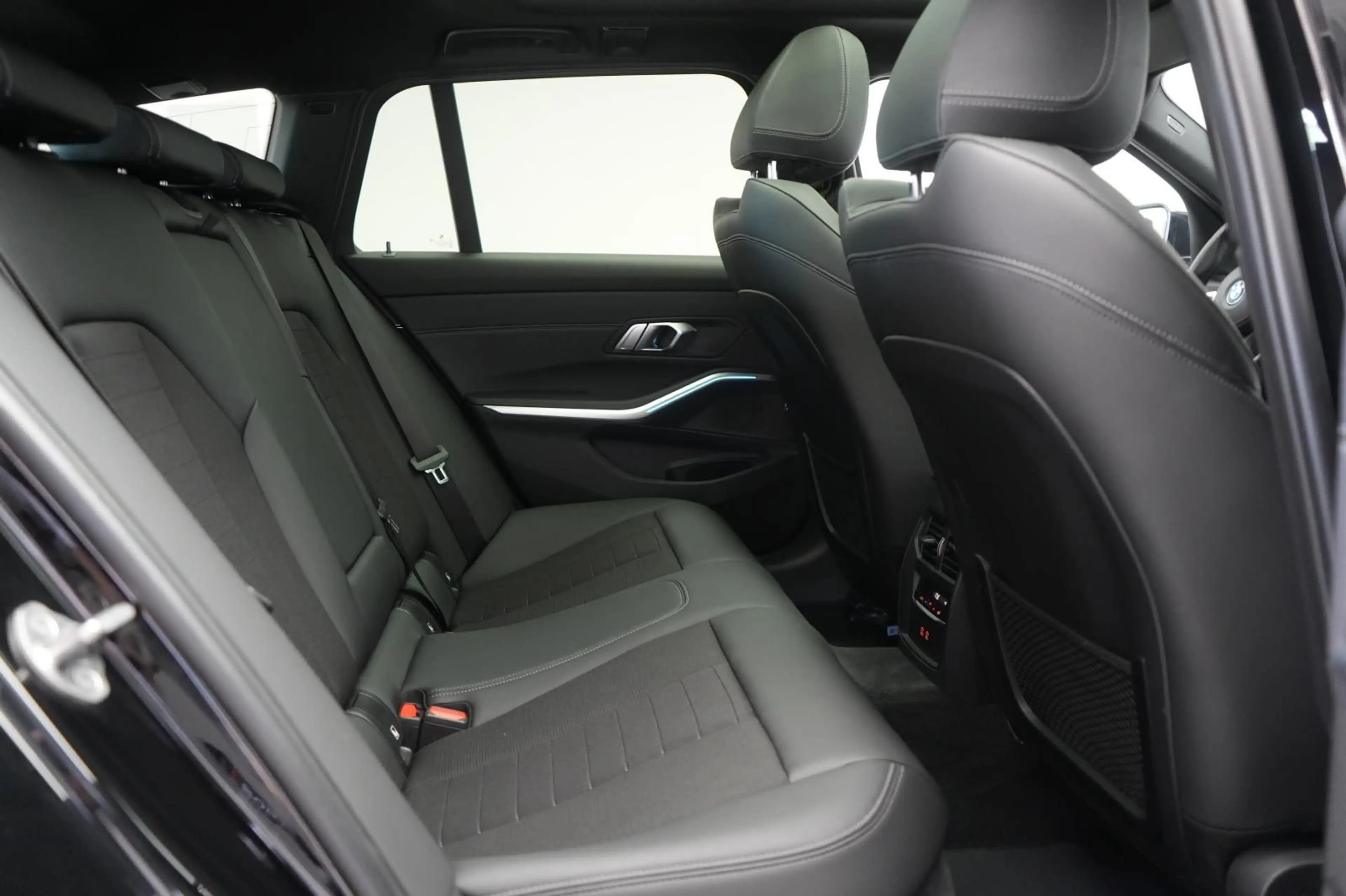 BMW 330 e Touring Sport Line Temp/Kamera/HUD/Pano/Vi — photo 9