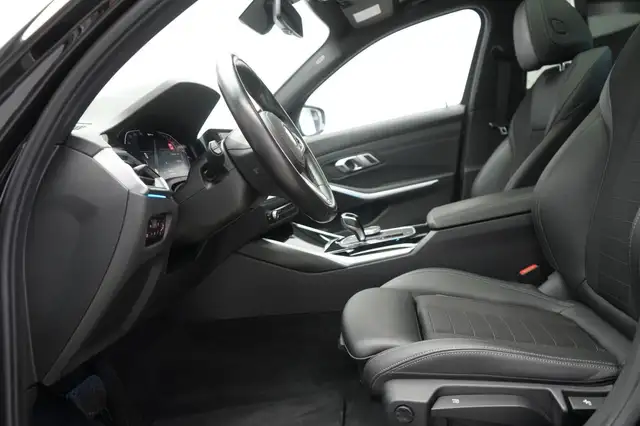 BMW 3 Series view 10