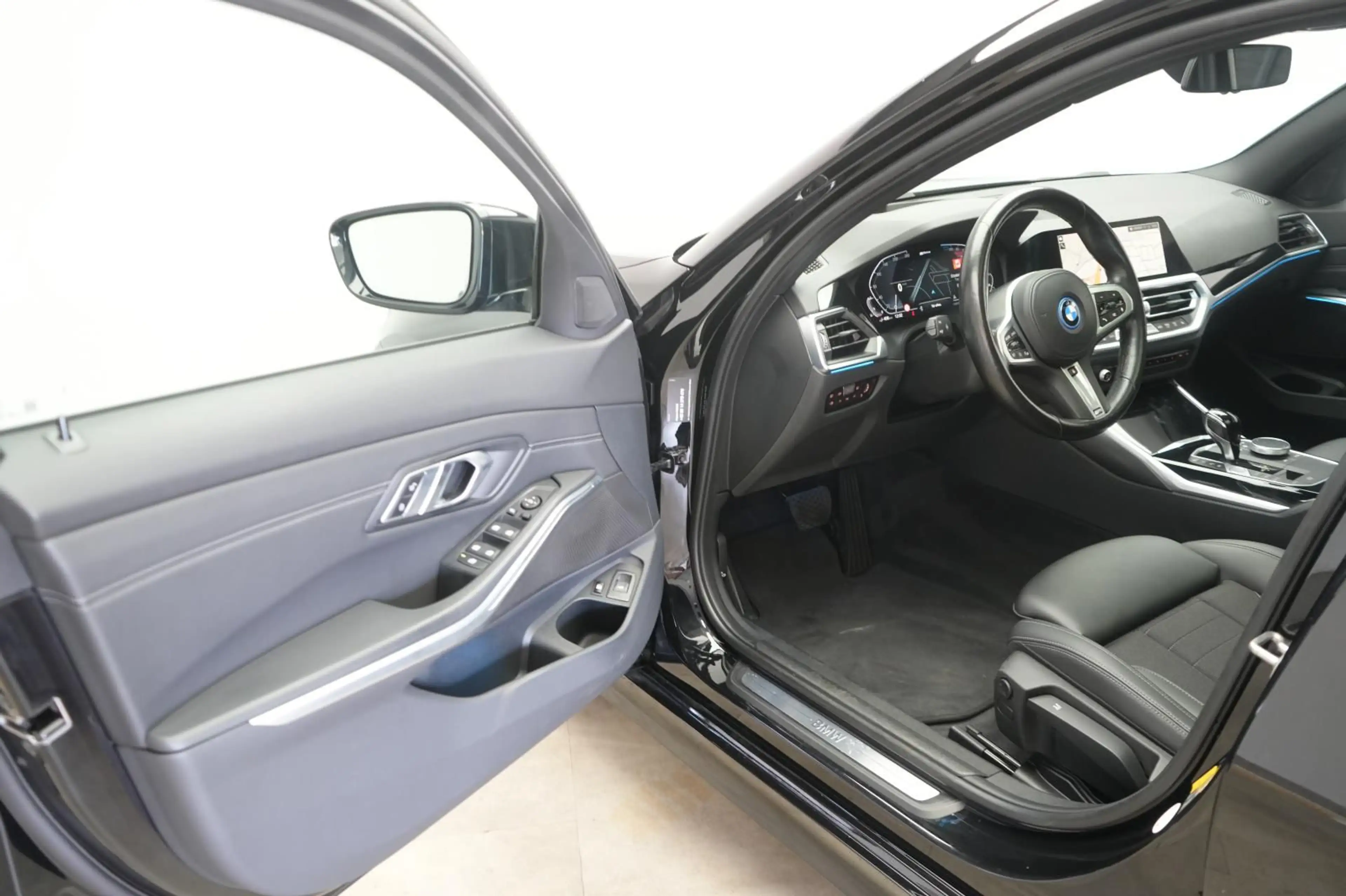 BMW 330 e Touring Sport Line Temp/Kamera/HUD/Pano/Vi — photo 12