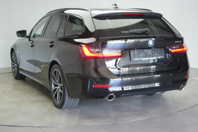 BMW 3 Series view 4